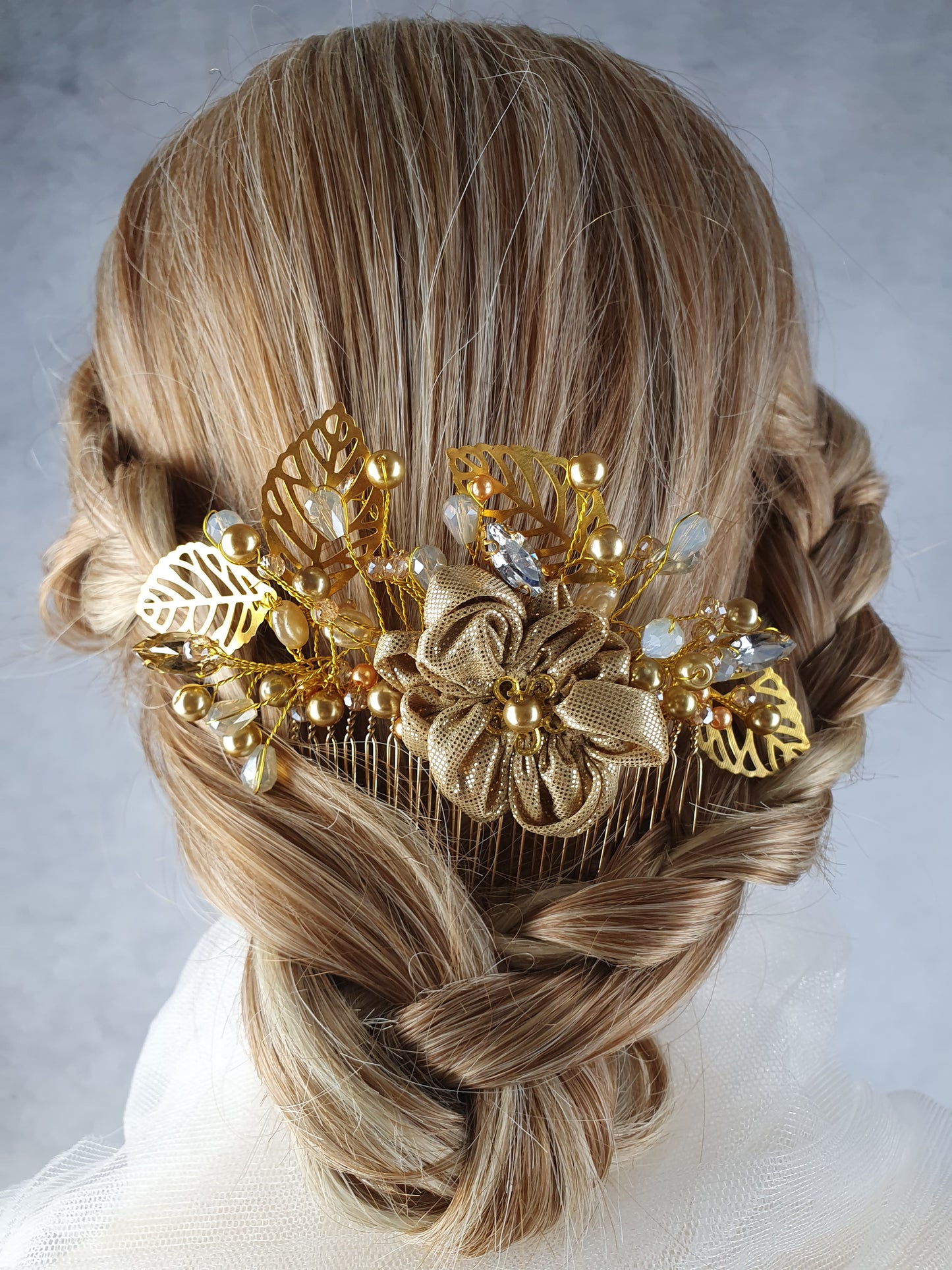 Handgemaakte Bruidskam met Parels en Druppelstenen - Elegant Haaraccessoire voor Bruiloften, Gasten en Feesten, Goudkleurige Metalen Kam