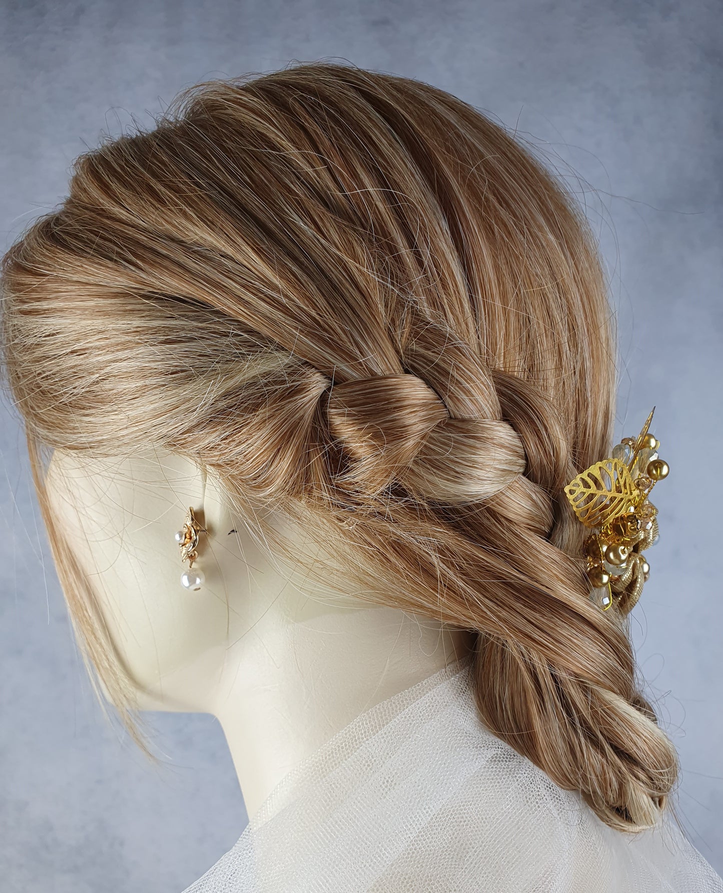 Handgemaakte Bruidskam met Parels en Druppelstenen - Elegant Haaraccessoire voor Bruiloften, Gasten en Feesten, Goudkleurige Metalen Kam
