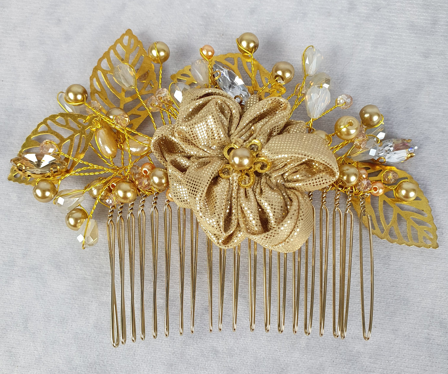 Handgemaakte Bruidskam met Parels en Druppelstenen - Elegant Haaraccessoire voor Bruiloften, Gasten en Feesten, Goudkleurige Metalen Kam