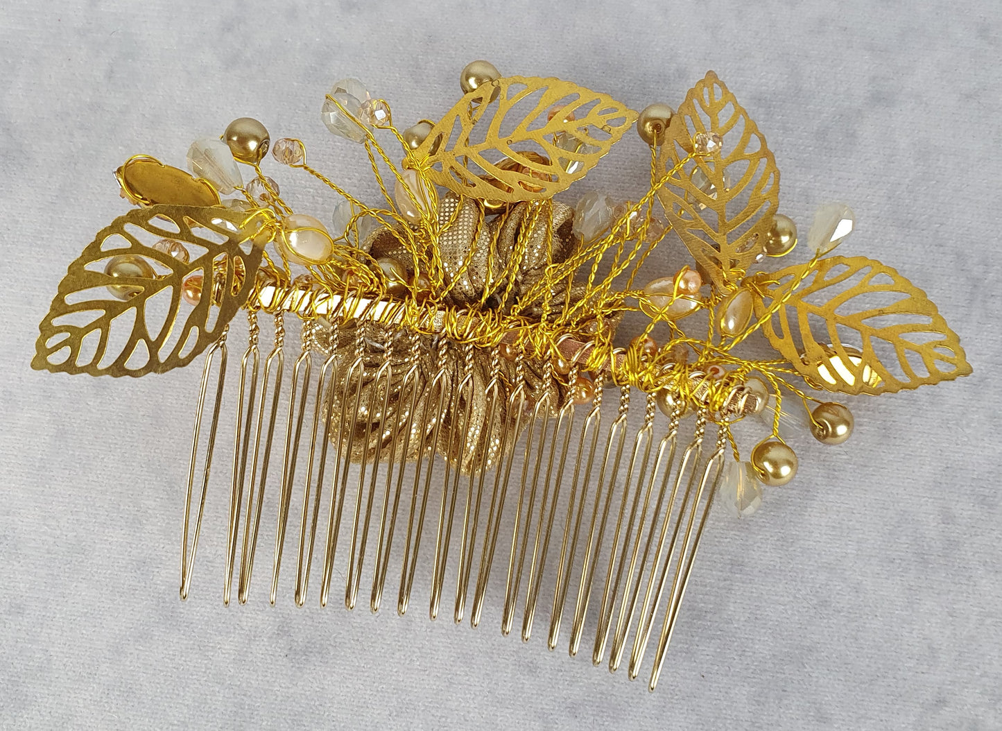 Handgemaakte Bruidskam met Parels en Druppelstenen - Elegant Haaraccessoire voor Bruiloften, Gasten en Feesten, Goudkleurige Metalen Kam
