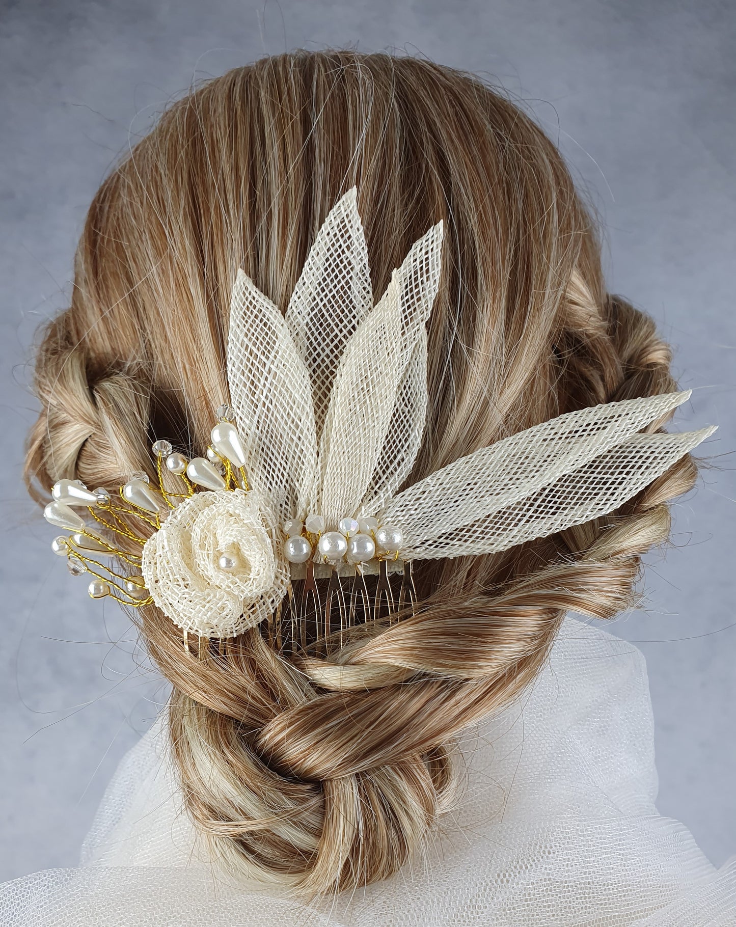 Prachtig ontworpen handgemaakte bruidshaarkam met sinamy en parels - voor een bruiloft of een andere speciale gelegenheid.
