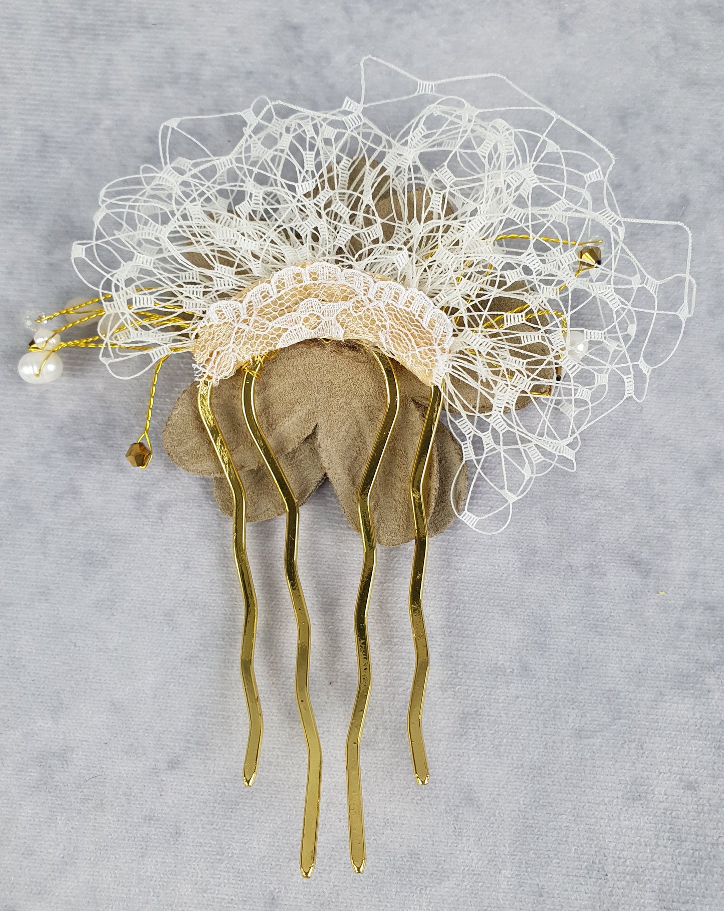 Handgemaakte bruids haarkam met leren bloem, Elegant en uniek voor speciale gelegenheden, haaraccessoires