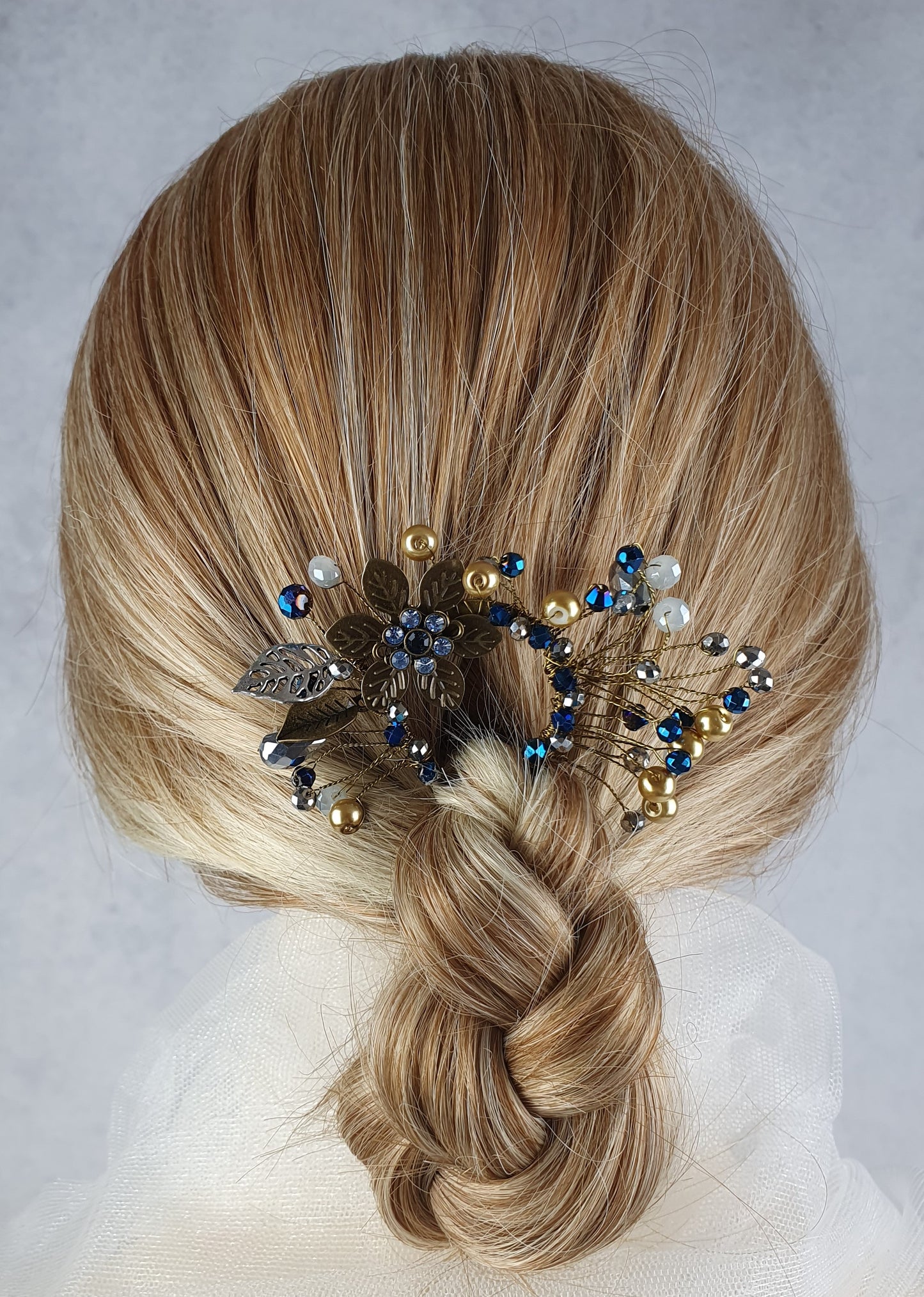 Elegante handgemaakte haarkam met koperkleurige metalen kam en blauwe stenen - bruidshaarkam, haaraccessoires
