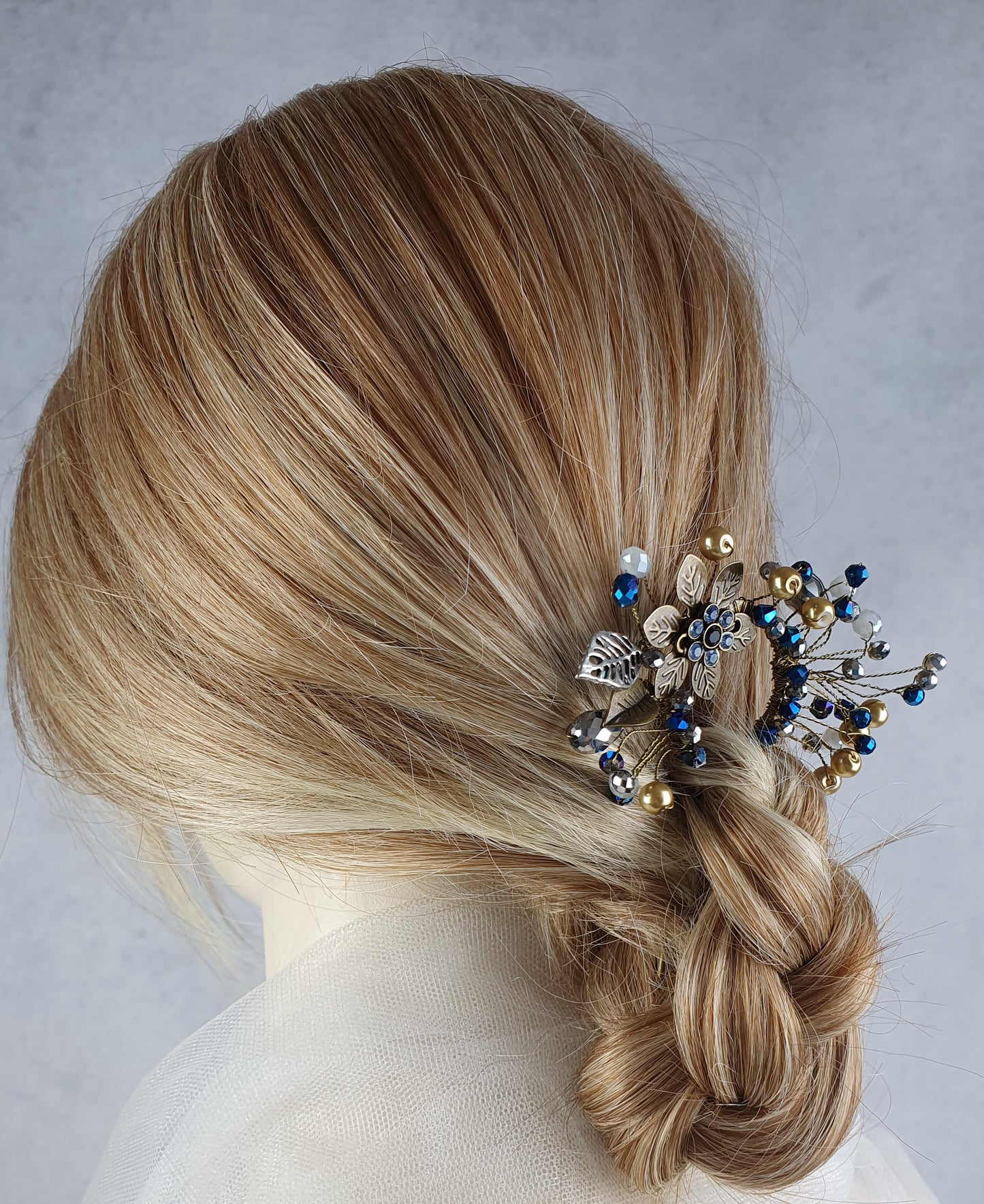 Elegante handgemaakte haarkam met koperkleurige metalen kam en blauwe stenen - bruidshaarkam, haaraccessoires