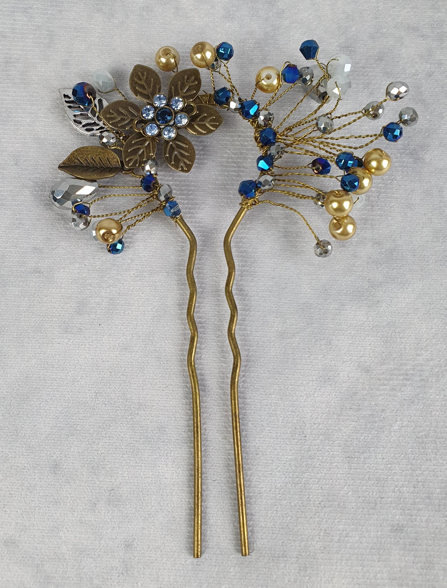 Elegante handgemaakte haarkam met koperkleurige metalen kam en blauwe stenen - bruidshaarkam, haaraccessoires