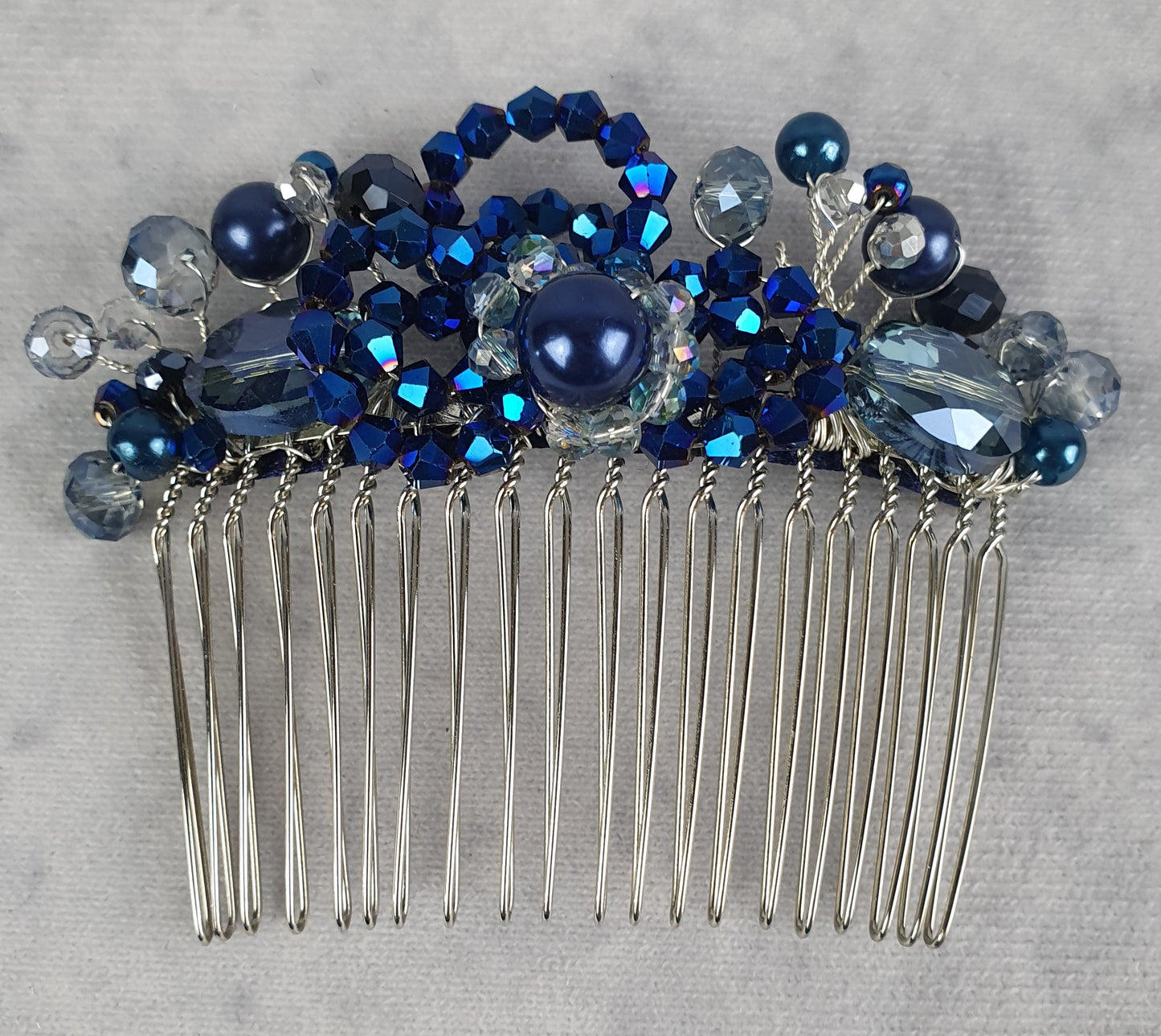 Handgemaakte blauwe haarkam, met bincone parels en kralen - voor bij een speciale gelegenheid, elegante haaraccessoire, bruiloftshaarkam