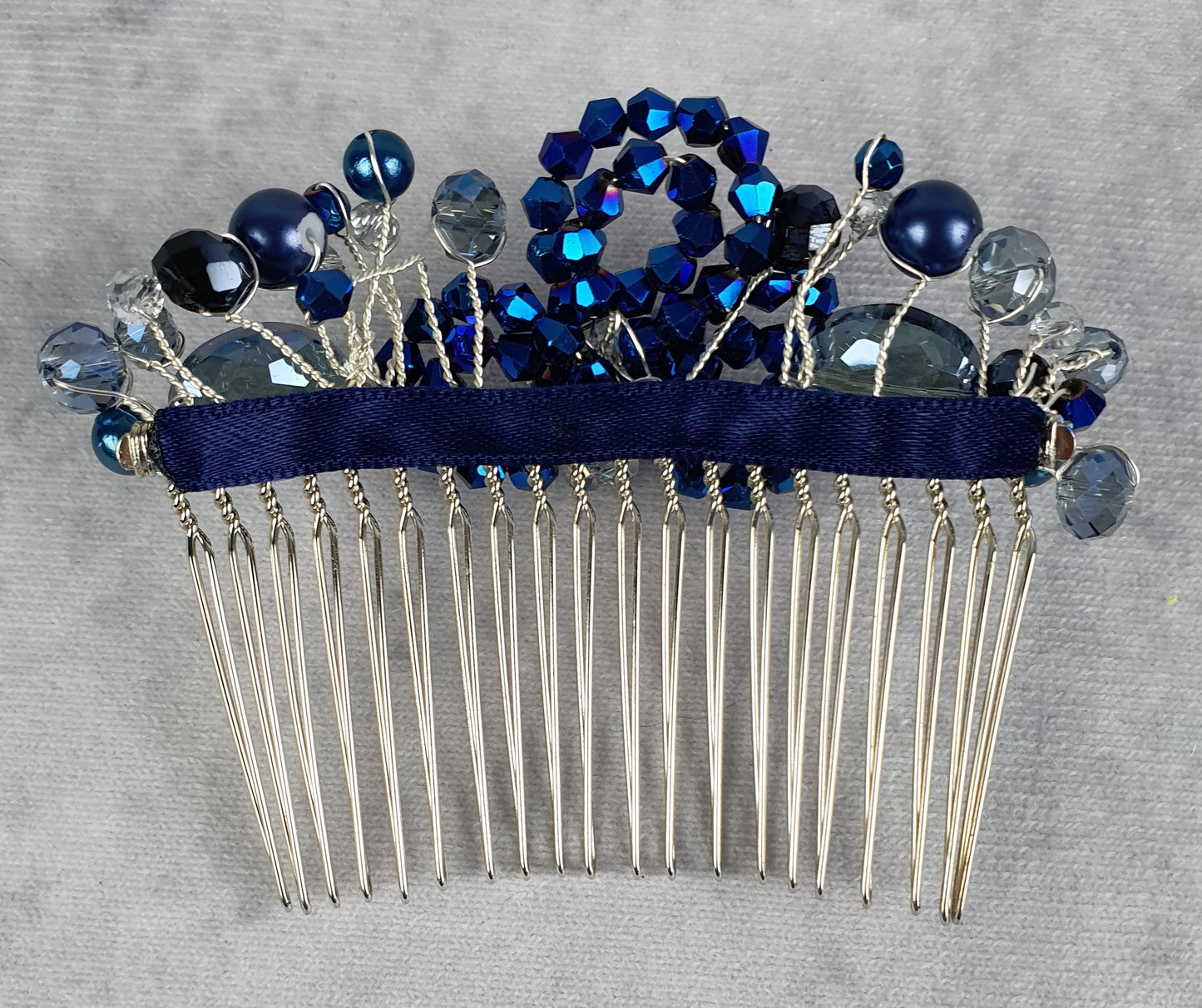Handgemaakte blauwe haarkam, met bincone parels en kralen - voor bij een speciale gelegenheid, elegante haaraccessoire, bruiloftshaarkam