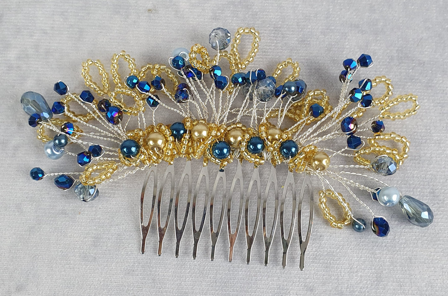 Handgemaakte bruidskam met blauwe parels en druppelstenen - elegant haaraccessoire voor bruiloften en feesten, zilverkleurige metalen kam