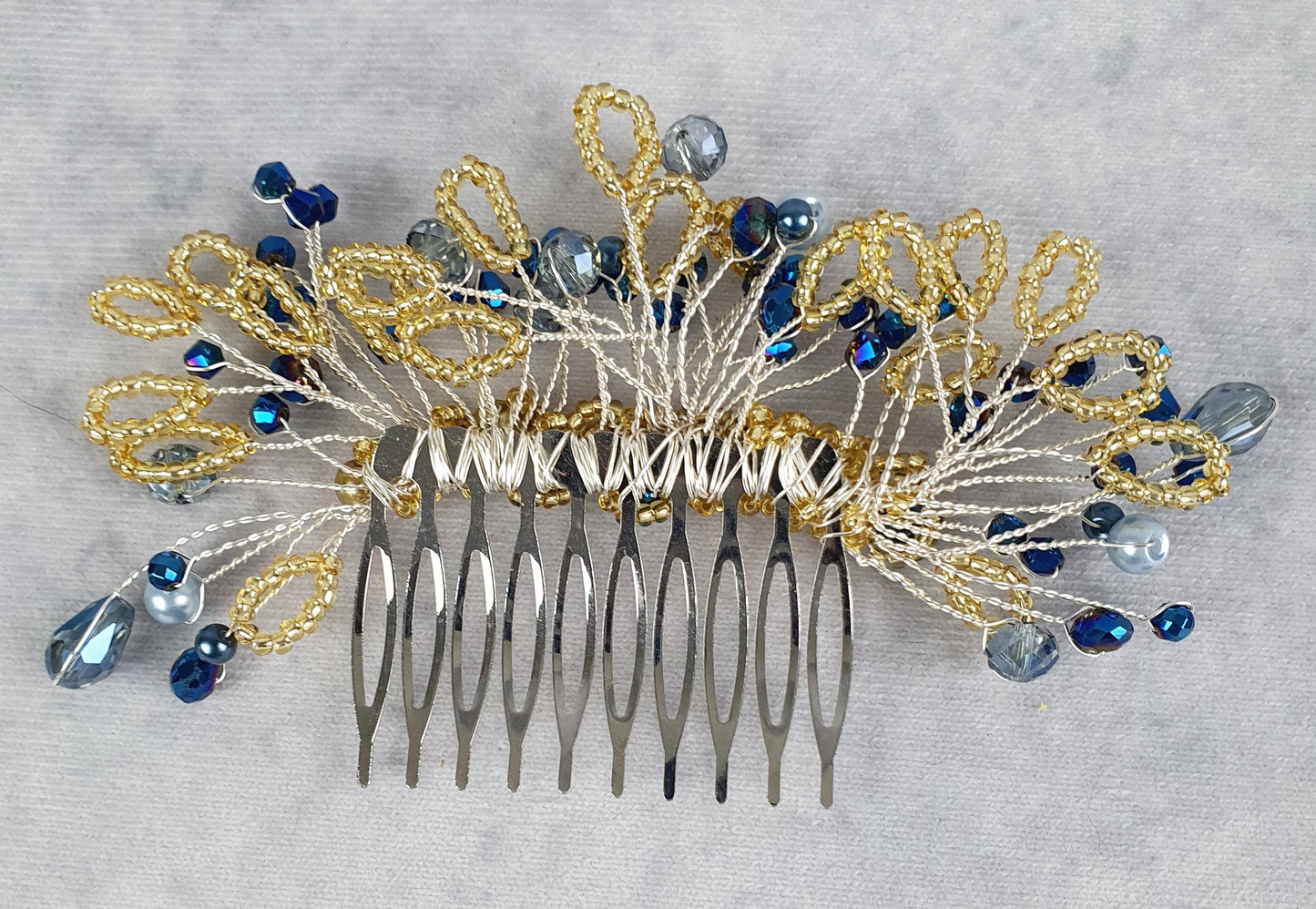 Handgemaakte bruidskam met blauwe parels en druppelstenen - elegant haaraccessoire voor bruiloften en feesten, zilverkleurige metalen kam