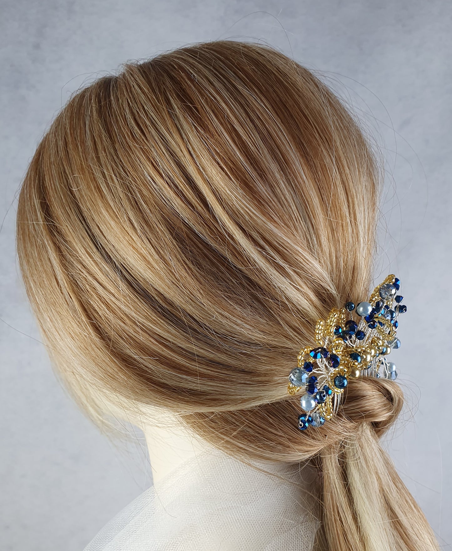 Handgemaakte bruidskam met blauwe parels en druppelstenen - elegant haaraccessoire voor bruiloften en feesten, zilverkleurige metalen kam