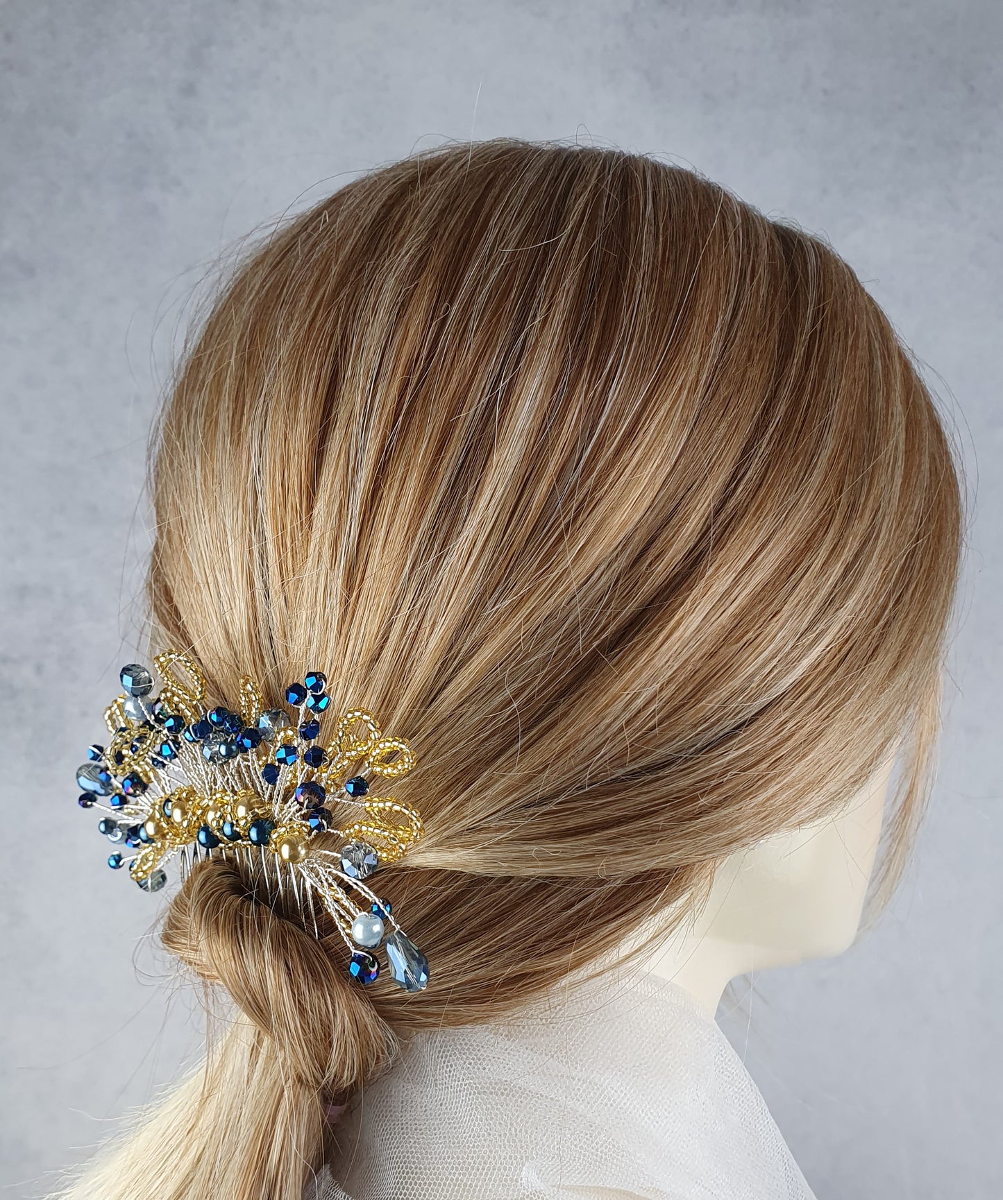 Handgemaakte bruidskam met blauwe parels en druppelstenen - elegant haaraccessoire voor bruiloften en feesten, zilverkleurige metalen kam