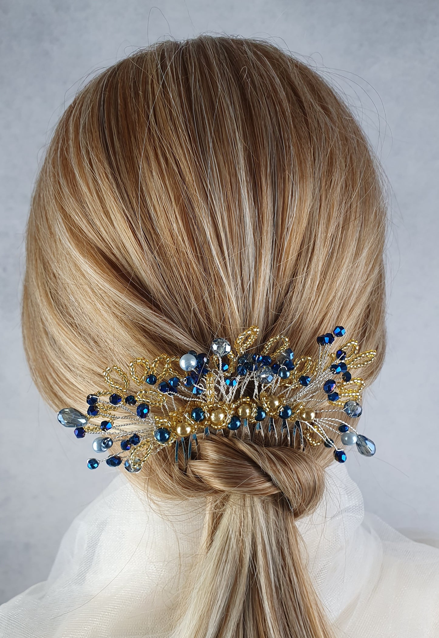 Handgemaakte bruidskam met blauwe parels en druppelstenen - elegant haaraccessoire voor bruiloften en feesten, zilverkleurige metalen kam