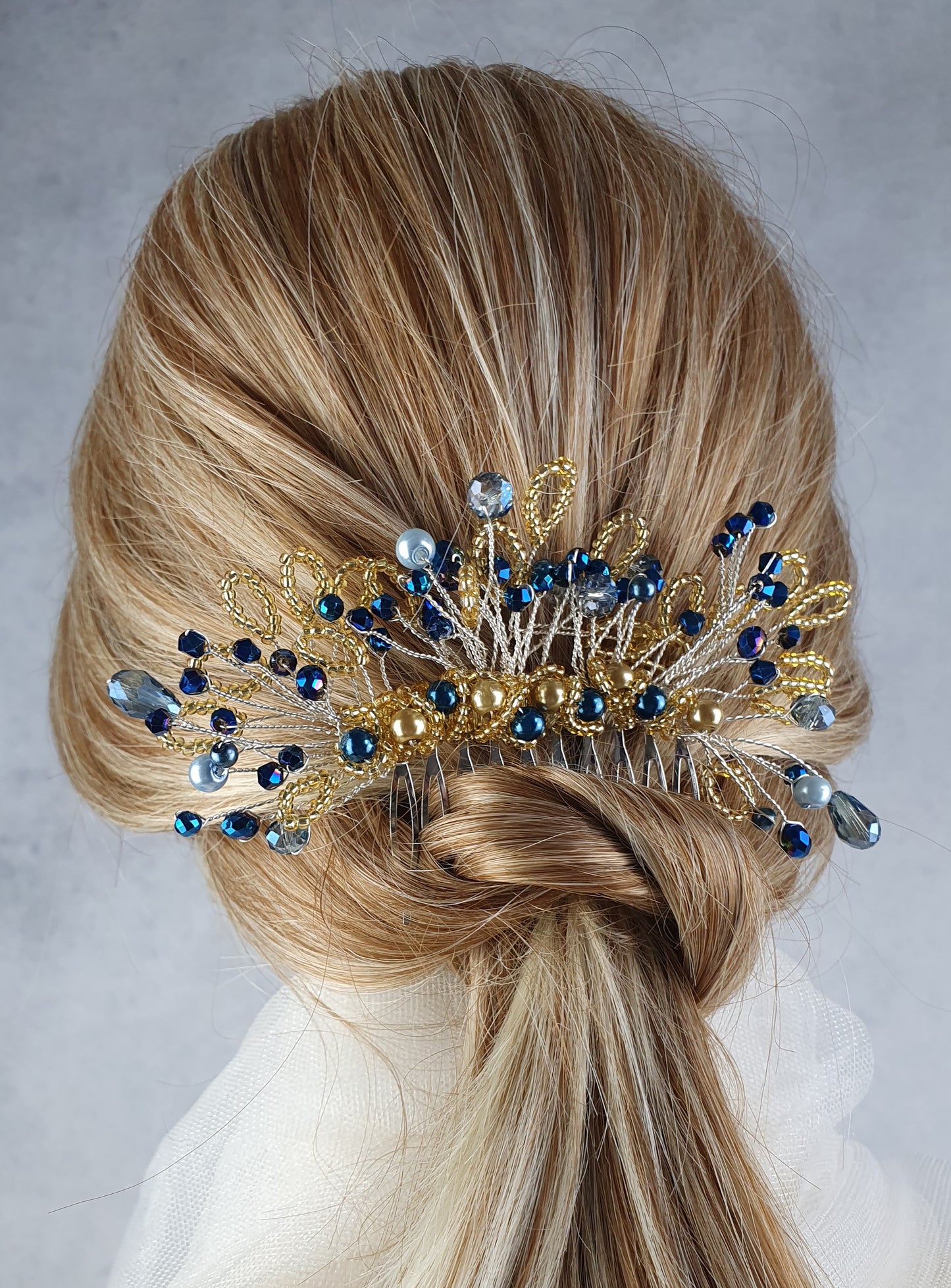 Handgemaakte bruidskam met blauwe parels en druppelstenen - elegant haaraccessoire voor bruiloften en feesten, zilverkleurige metalen kam