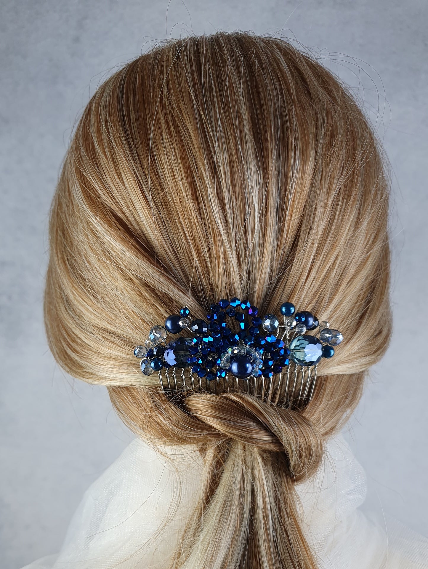 Handgemaakte blauwe haarkam, met bincone parels en kralen - voor bij een speciale gelegenheid, elegante haaraccessoire, bruiloftshaarkam