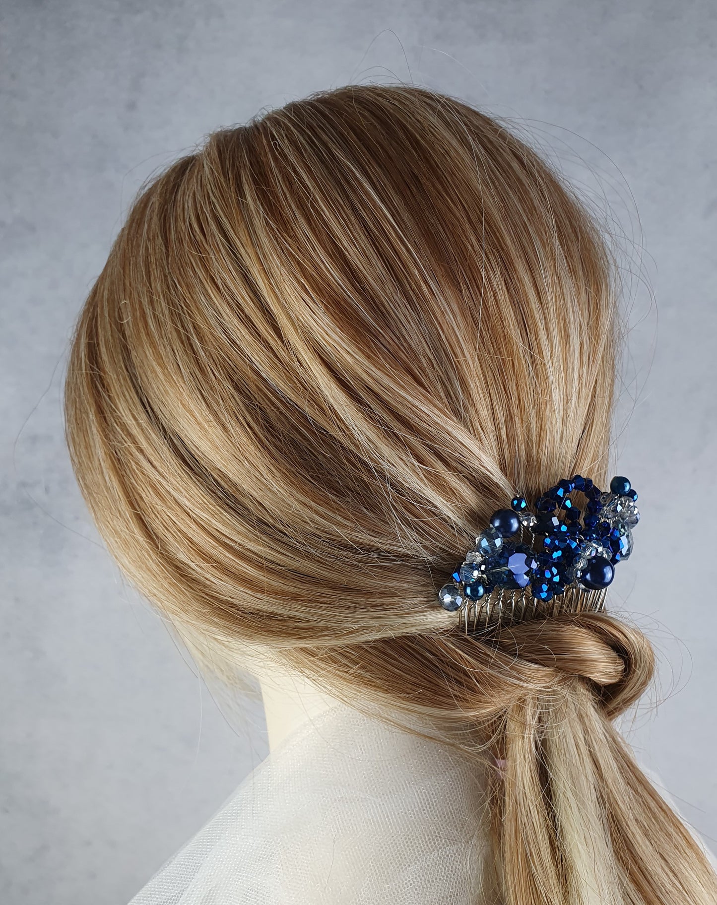 Handgemaakte blauwe haarkam, met bincone parels en kralen - voor bij een speciale gelegenheid, elegante haaraccessoire, bruiloftshaarkam