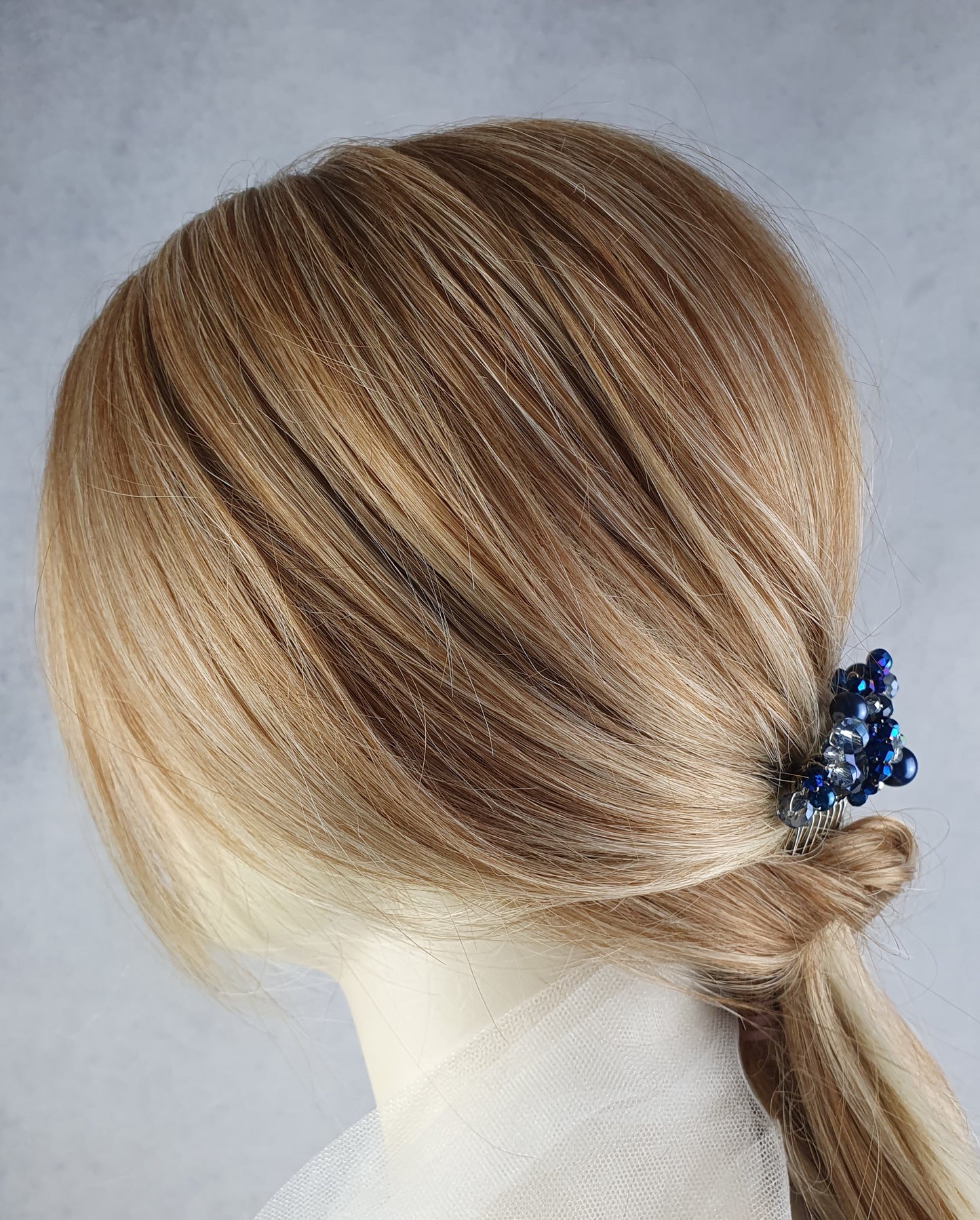 Handgemaakte blauwe haarkam, met bincone parels en kralen - voor bij een speciale gelegenheid, elegante haaraccessoire, bruiloftshaarkam