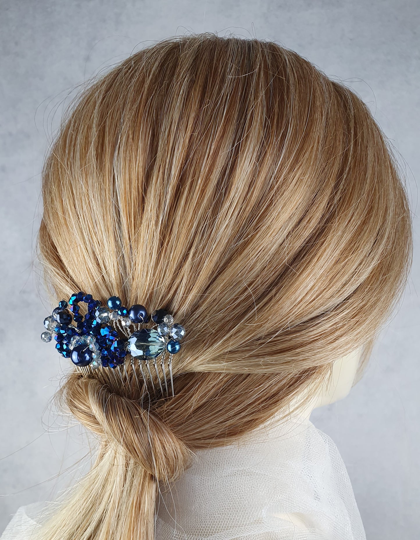 Handgemaakte blauwe haarkam, met bincone parels en kralen - voor bij een speciale gelegenheid, elegante haaraccessoire, bruiloftshaarkam