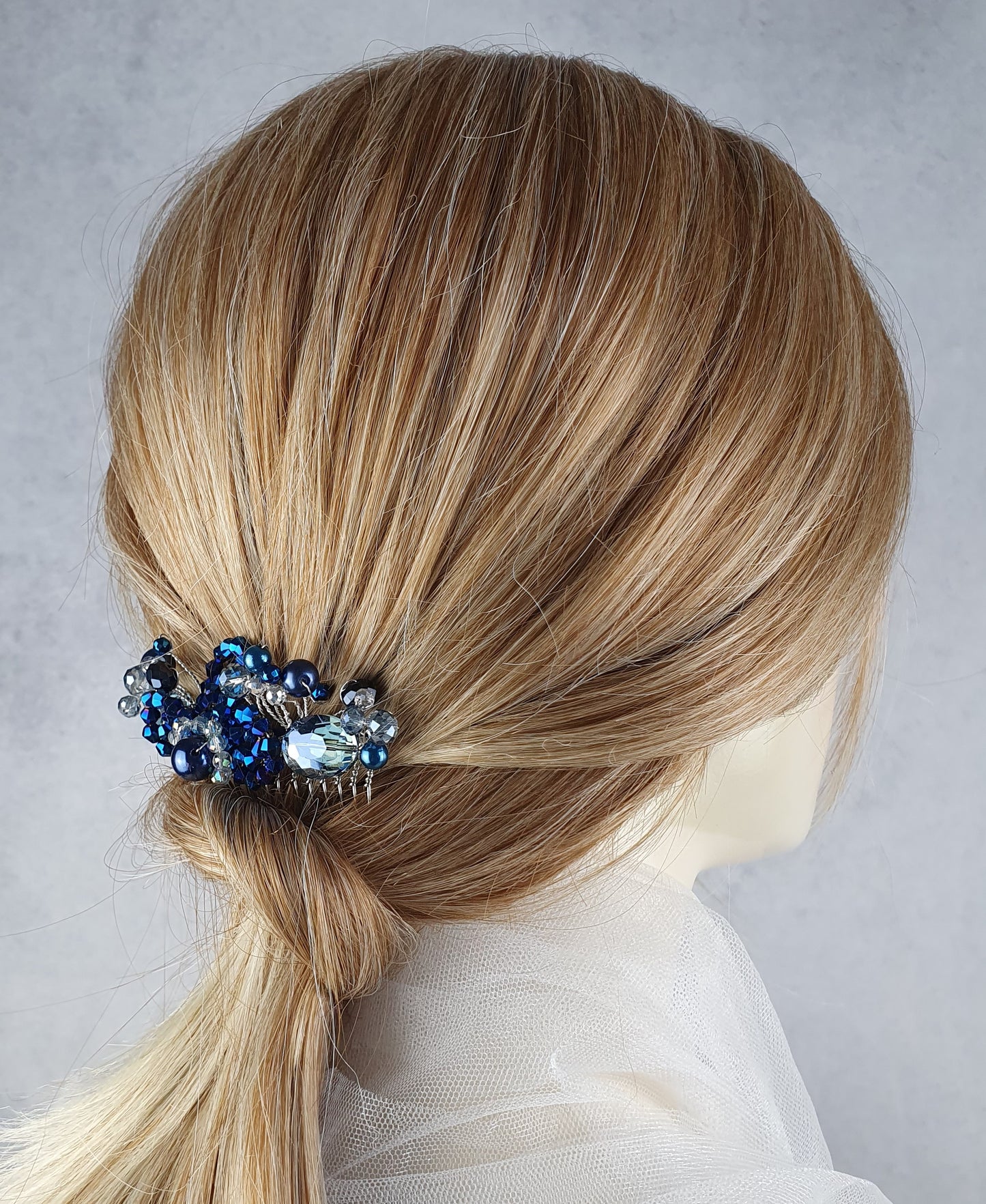 Handgemaakte blauwe haarkam, met bincone parels en kralen - voor bij een speciale gelegenheid, elegante haaraccessoire, bruiloftshaarkam