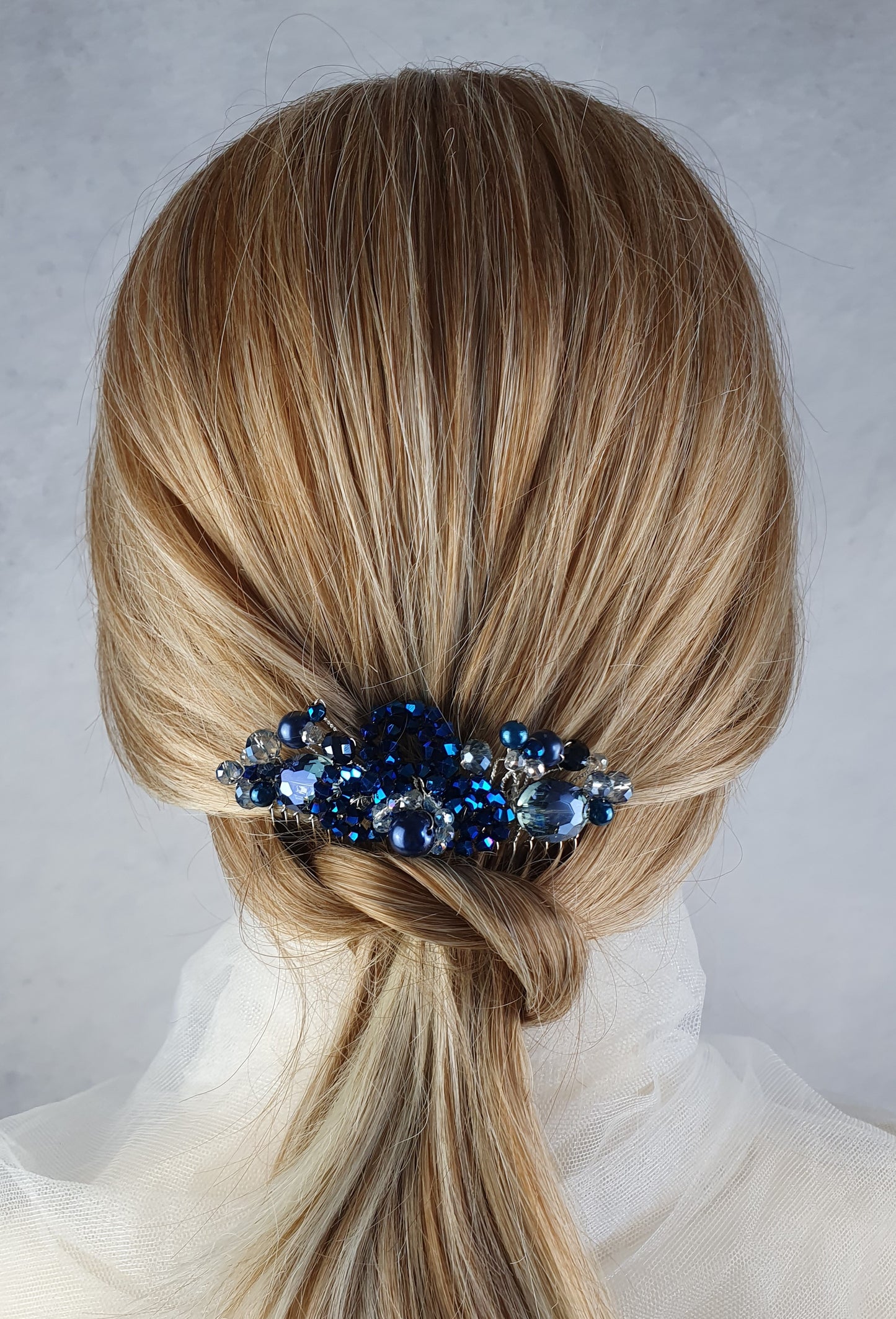 Handgemaakte blauwe haarkam, met bincone parels en kralen - voor bij een speciale gelegenheid, elegante haaraccessoire, bruiloftshaarkam
