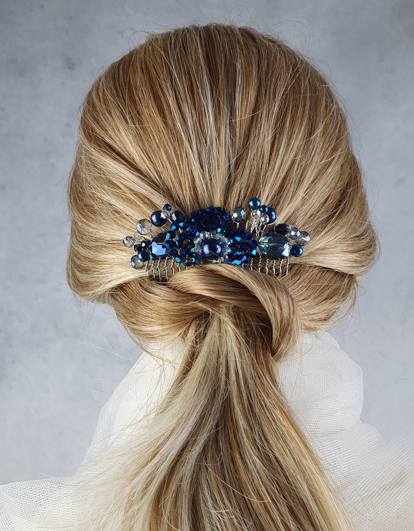 Handgemaakte blauwe haarkam, met bincone parels en kralen - voor bij een speciale gelegenheid, elegante haaraccessoire, bruiloftshaarkam