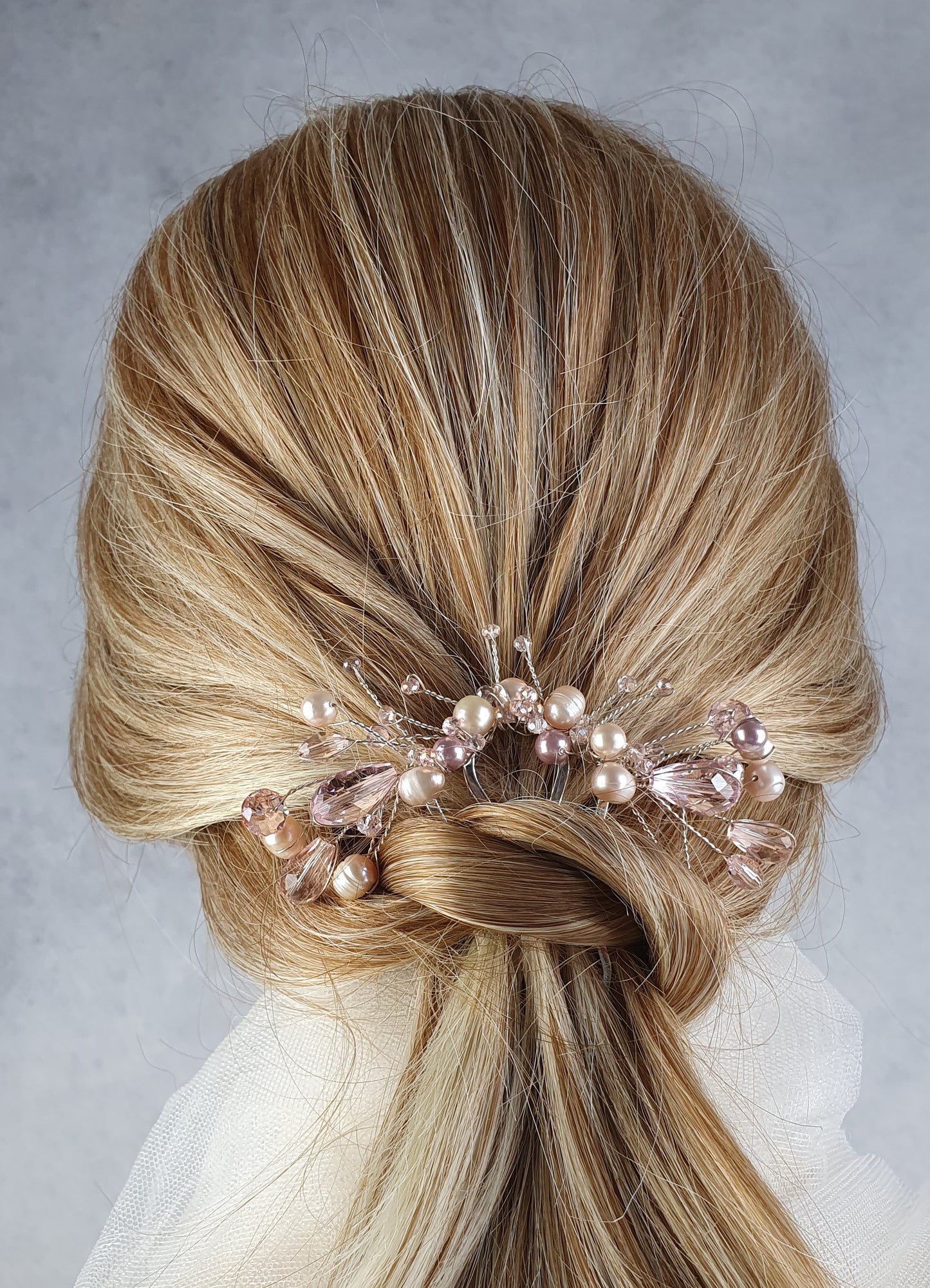Handgemaakte bruidskam met zoetwaterparels -Elegante haaraccessoire voor bruiloften, fujiyuan metalen kam, gasten en partijen
