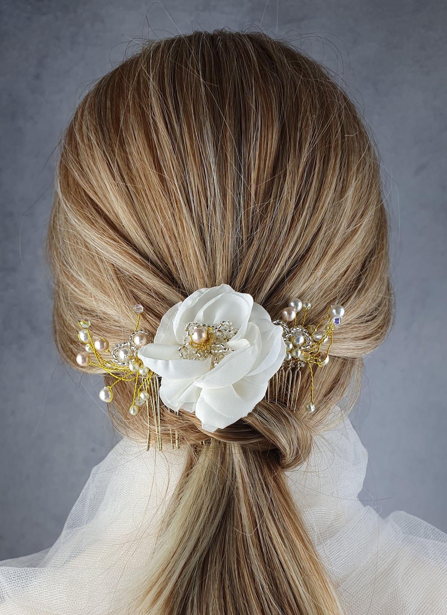 Bruidskam met zijden bloem en parels - Handgemaakt met parels, kralen, elegant haaraccessoire, kam voor bruilof, speciale evenementen