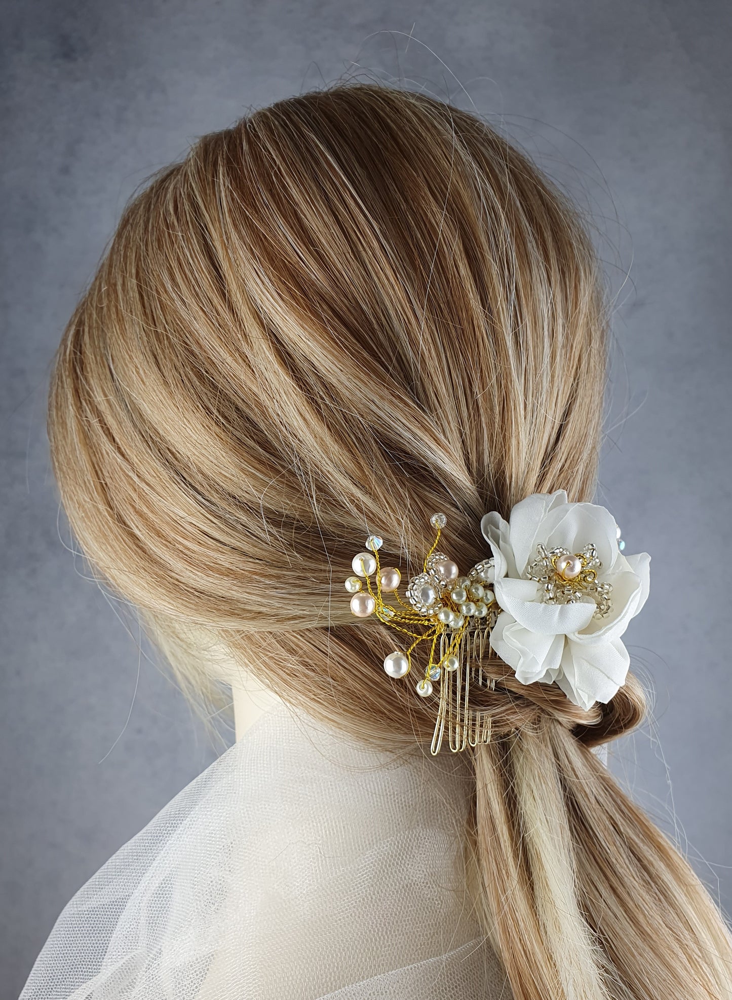 Bruidskam met zijden bloem en parels - Handgemaakt met parels, kralen, elegant haaraccessoire, kam voor bruilof, speciale evenementen