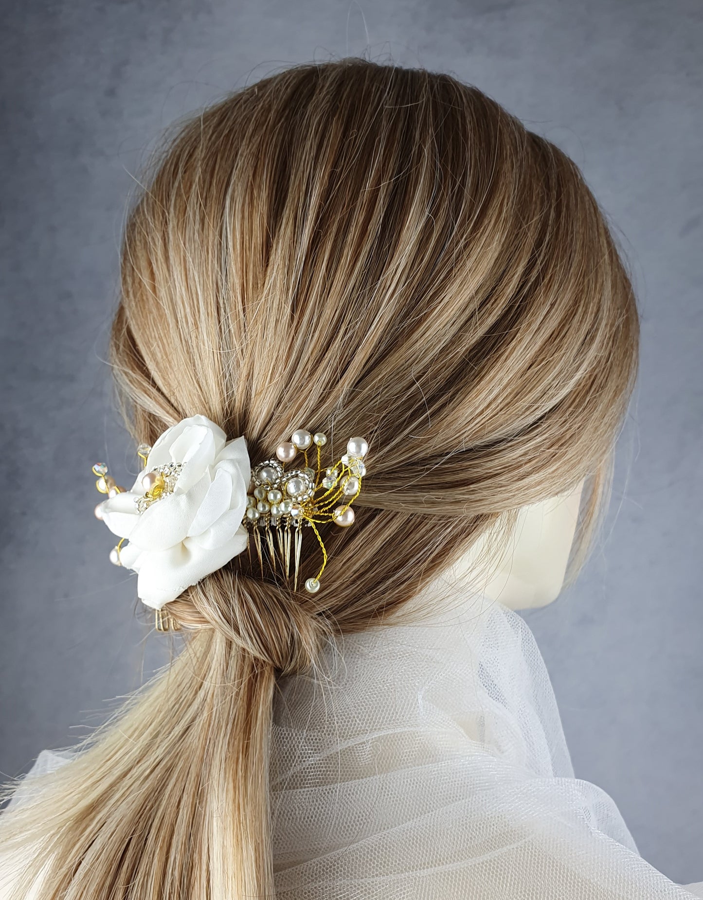 Bruidskam met zijden bloem en parels - Handgemaakt met parels, kralen, elegant haaraccessoire, kam voor bruilof, speciale evenementen