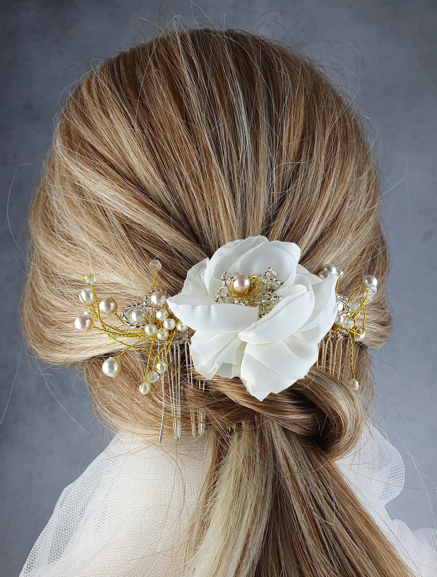 Bruidskam met zijden bloem en parels - Handgemaakt met parels, kralen, elegant haaraccessoire, kam voor bruilof, speciale evenementen
