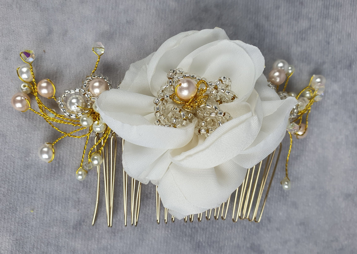 Bruidskam met zijden bloem en parels - Handgemaakt met parels, kralen, elegant haaraccessoire, kam voor bruilof, speciale evenementen
