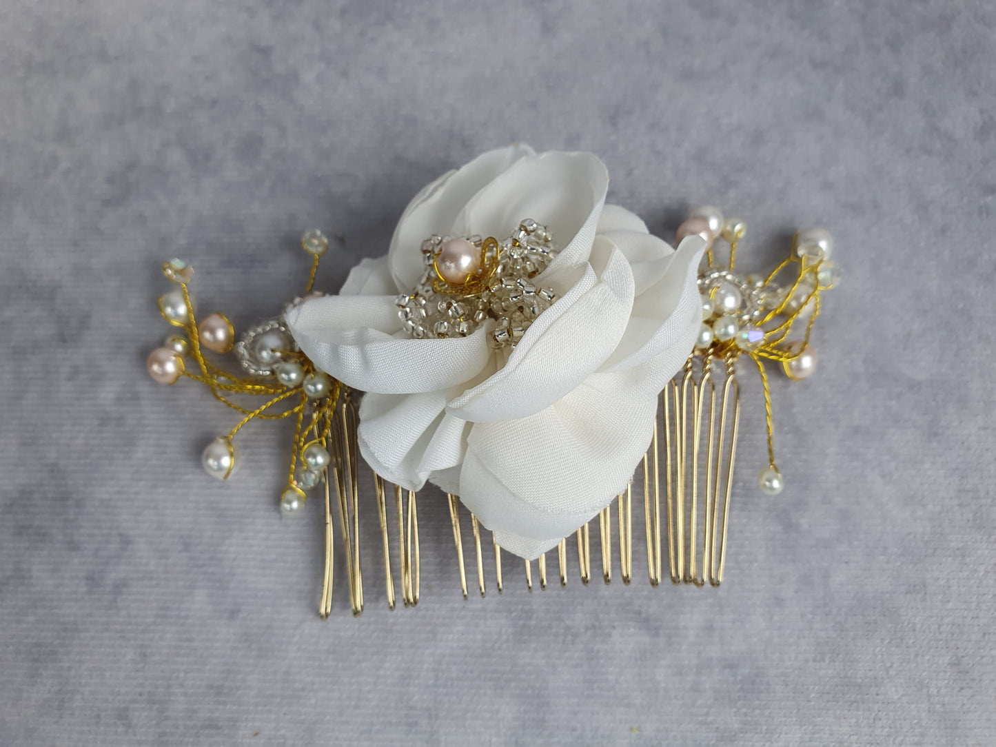 Bruidskam met zijden bloem en parels - Handgemaakt met parels, kralen, elegant haaraccessoire, kam voor bruilof, speciale evenementen