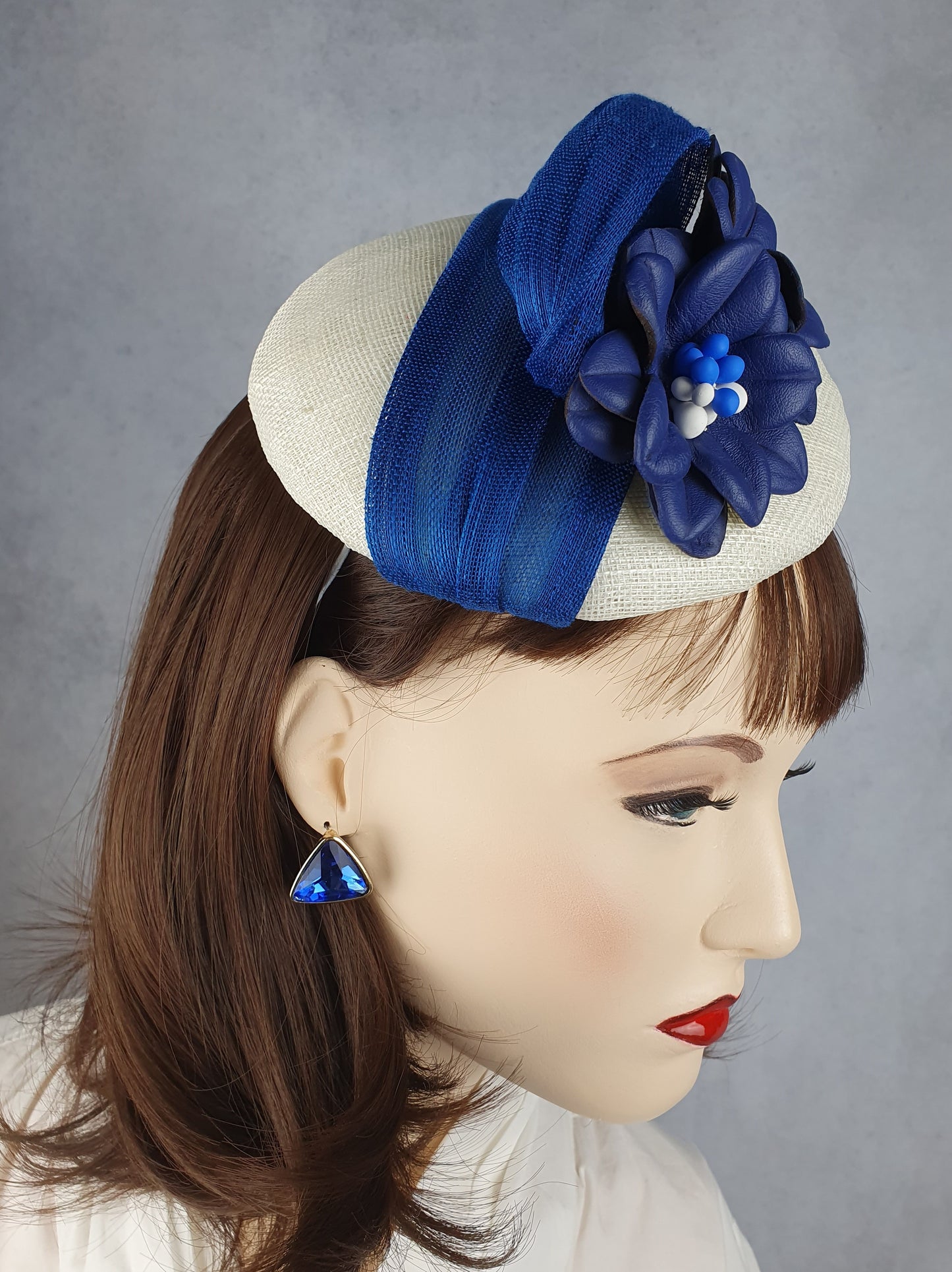 Handgemaakte witte sinamay hoofdtooi met blauwe bloemen van natuurlijk leer, elegante bruiloft fascinator, dames hoofdtooi