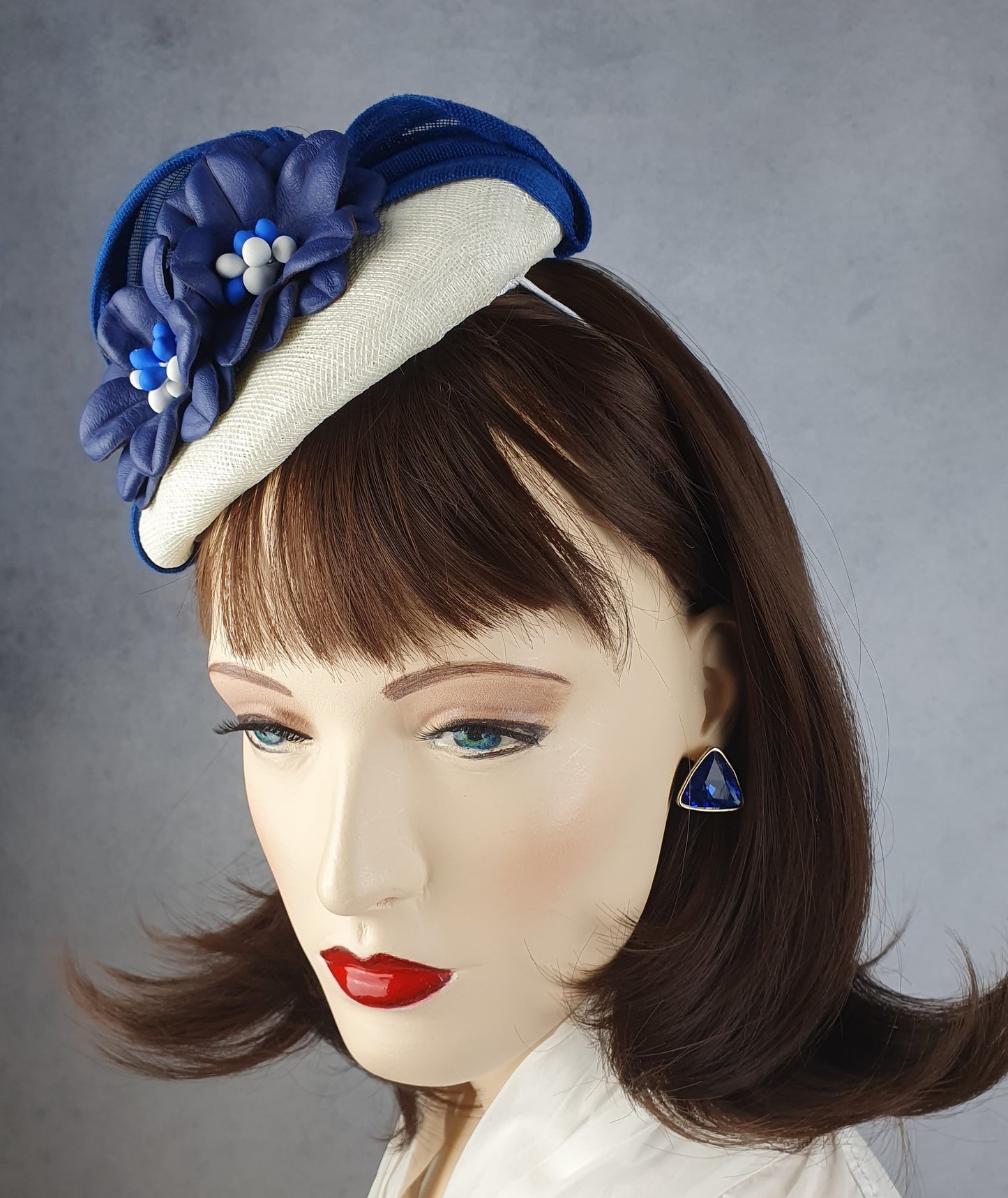 Handgemaakte witte sinamay hoofdtooi met blauwe bloemen van natuurlijk leer, elegante bruiloft fascinator, dames hoofdtooi