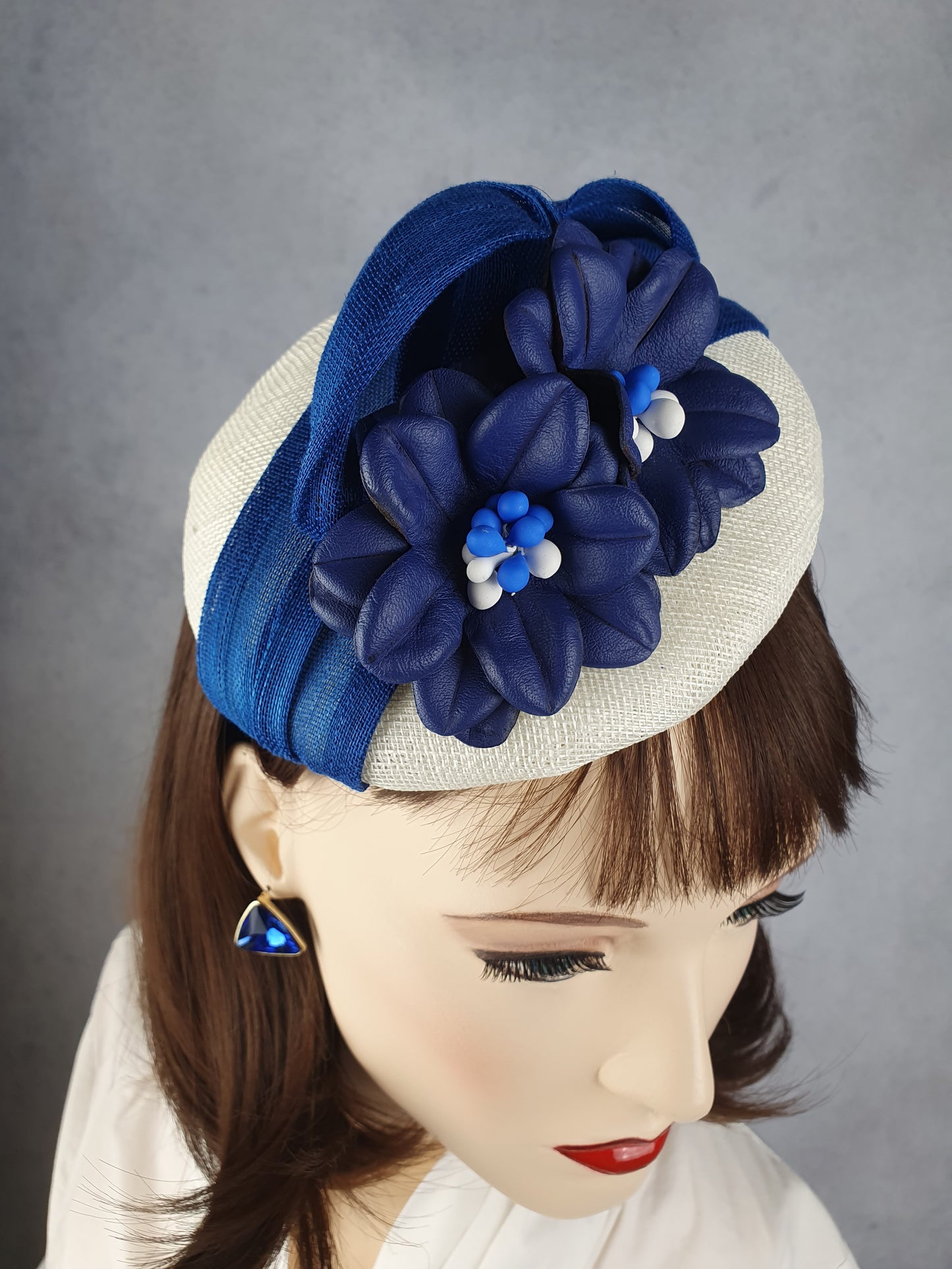 Handgemaakte witte sinamay hoofdtooi met blauwe bloemen van natuurlijk leer, elegante bruiloft fascinator, dames hoofdtooi
