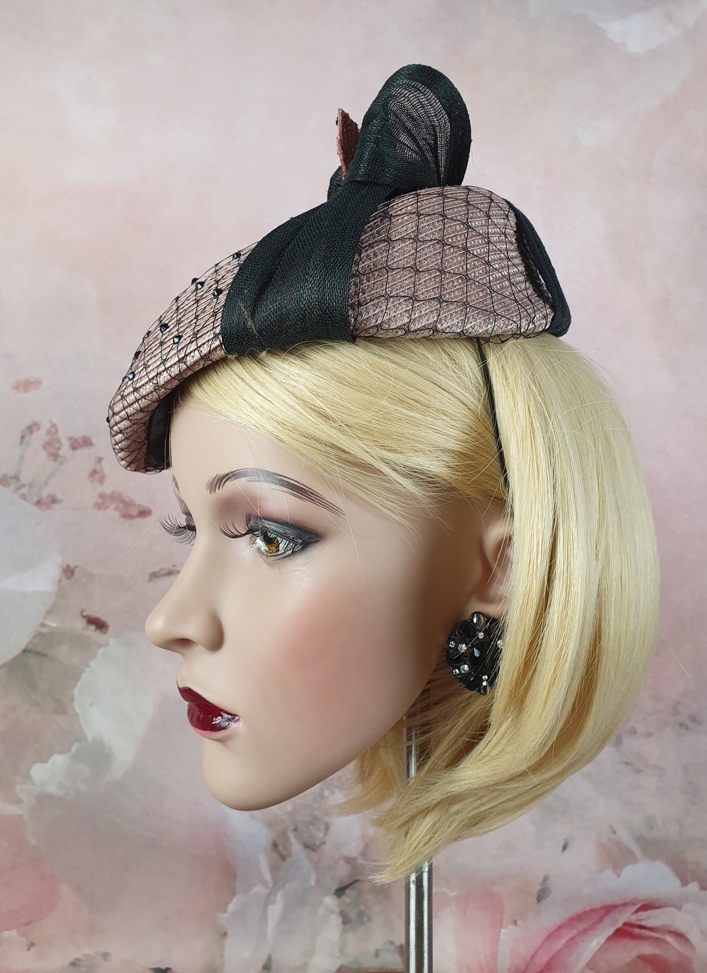 Elegante handgemaakte polypropyleen hoed, roze met abaca zijde, vintage dames hoofdtooi - unieke fascinator, hoed voor speciale gelegenheden