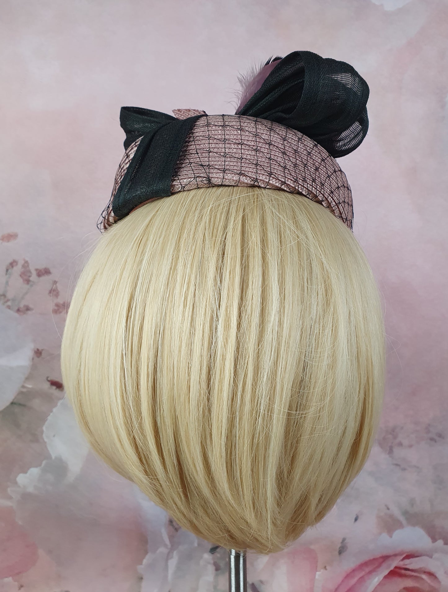 Elegante handgemaakte polypropyleen hoed, roze met abaca zijde, vintage dames hoofdtooi - unieke fascinator, hoed voor speciale gelegenheden