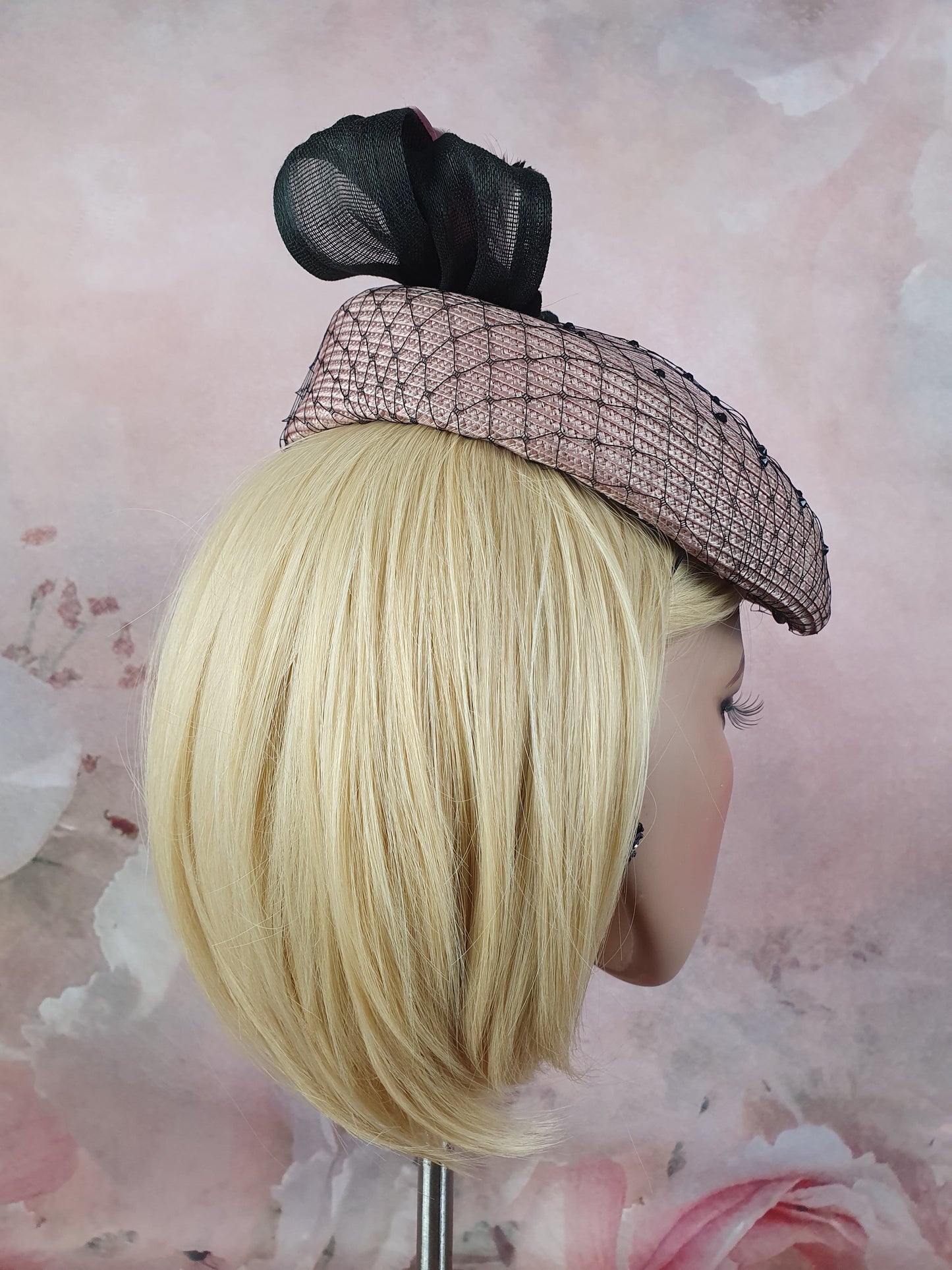 Elegante handgemaakte polypropyleen hoed, roze met abaca zijde, vintage dames hoofdtooi - unieke fascinator, hoed voor speciale gelegenheden