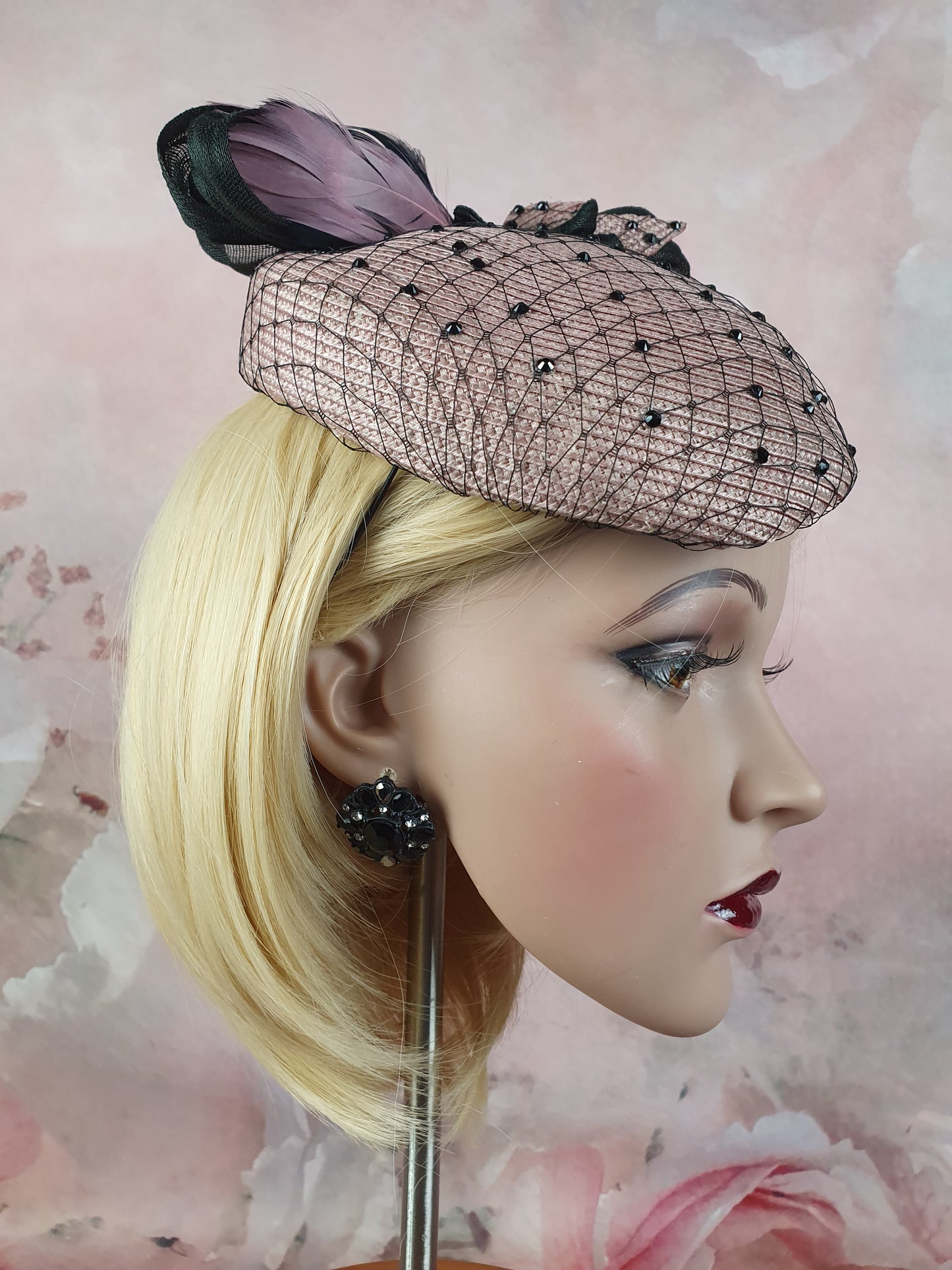 Elegante handgemaakte polypropyleen hoed, roze met abaca zijde, vintage dames hoofdtooi - unieke fascinator, hoed voor speciale gelegenheden
