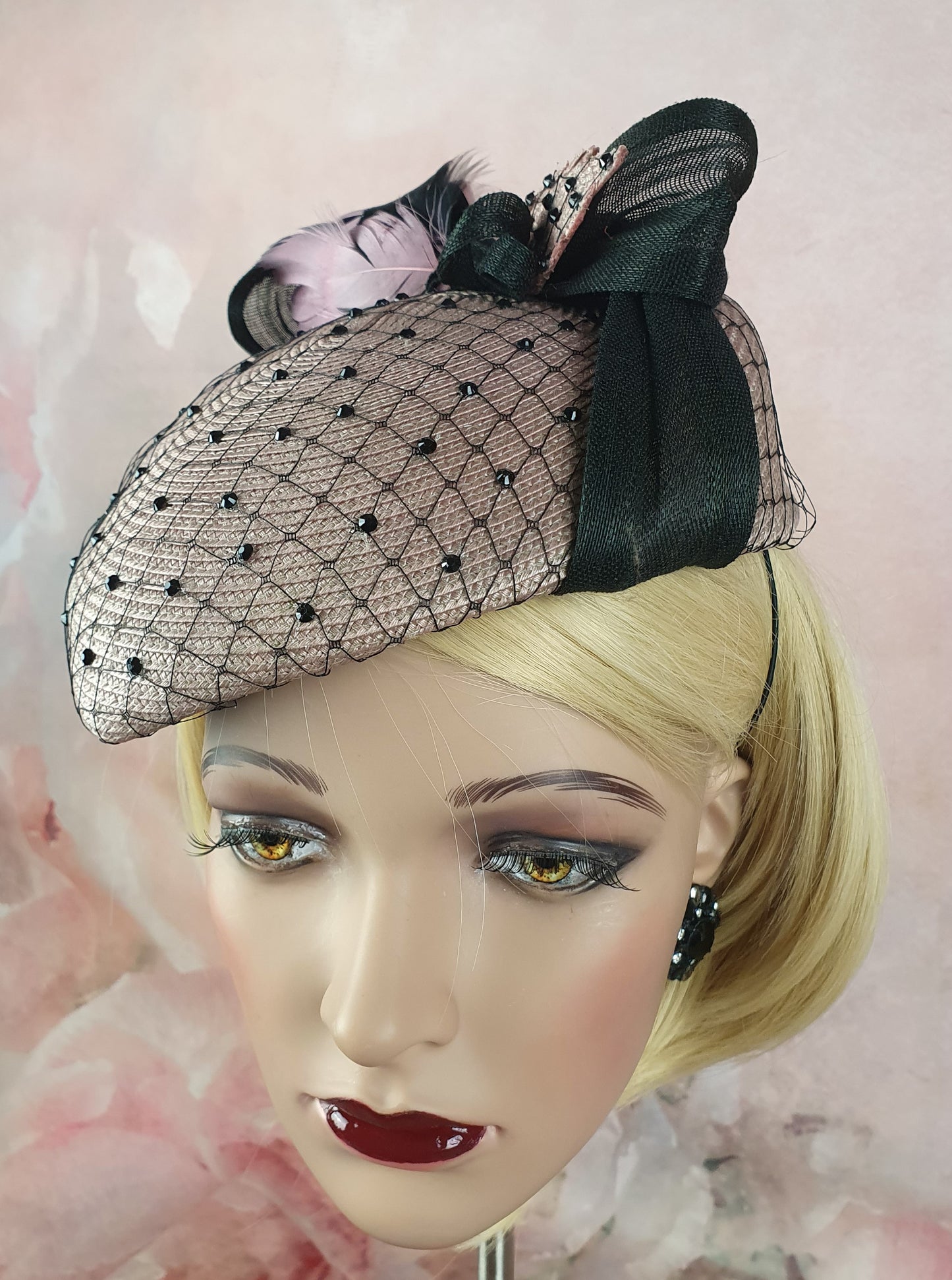 Elegante handgemaakte polypropyleen hoed, roze met abaca zijde, vintage dames hoofdtooi - unieke fascinator, hoed voor speciale gelegenheden