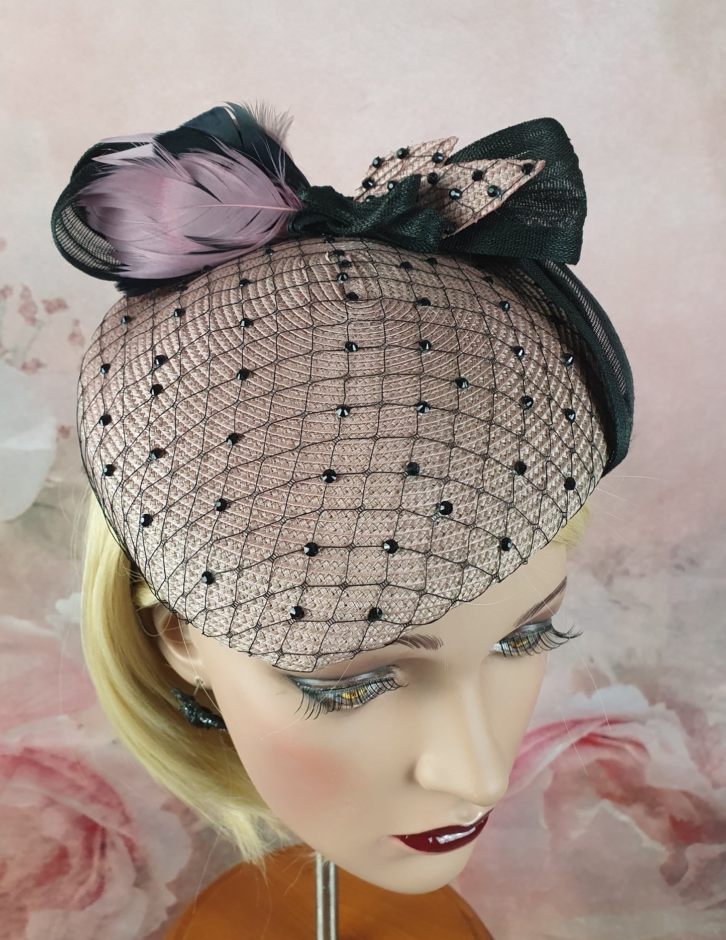 Elegante handgemaakte polypropyleen hoed, roze met abaca zijde, vintage dames hoofdtooi - unieke fascinator, hoed voor speciale gelegenheden