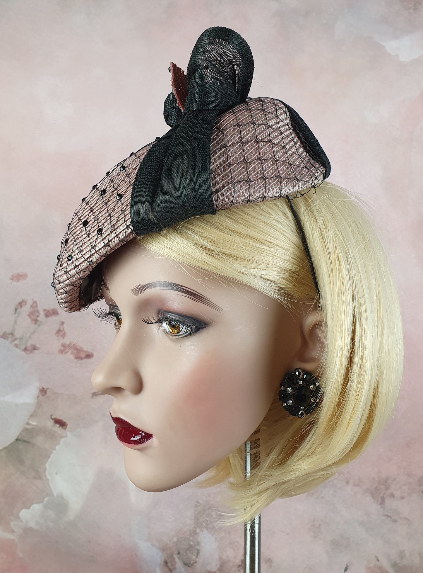 Elegante handgemaakte polypropyleen hoed, roze met abaca zijde, vintage dames hoofdtooi - unieke fascinator, hoed voor speciale gelegenheden