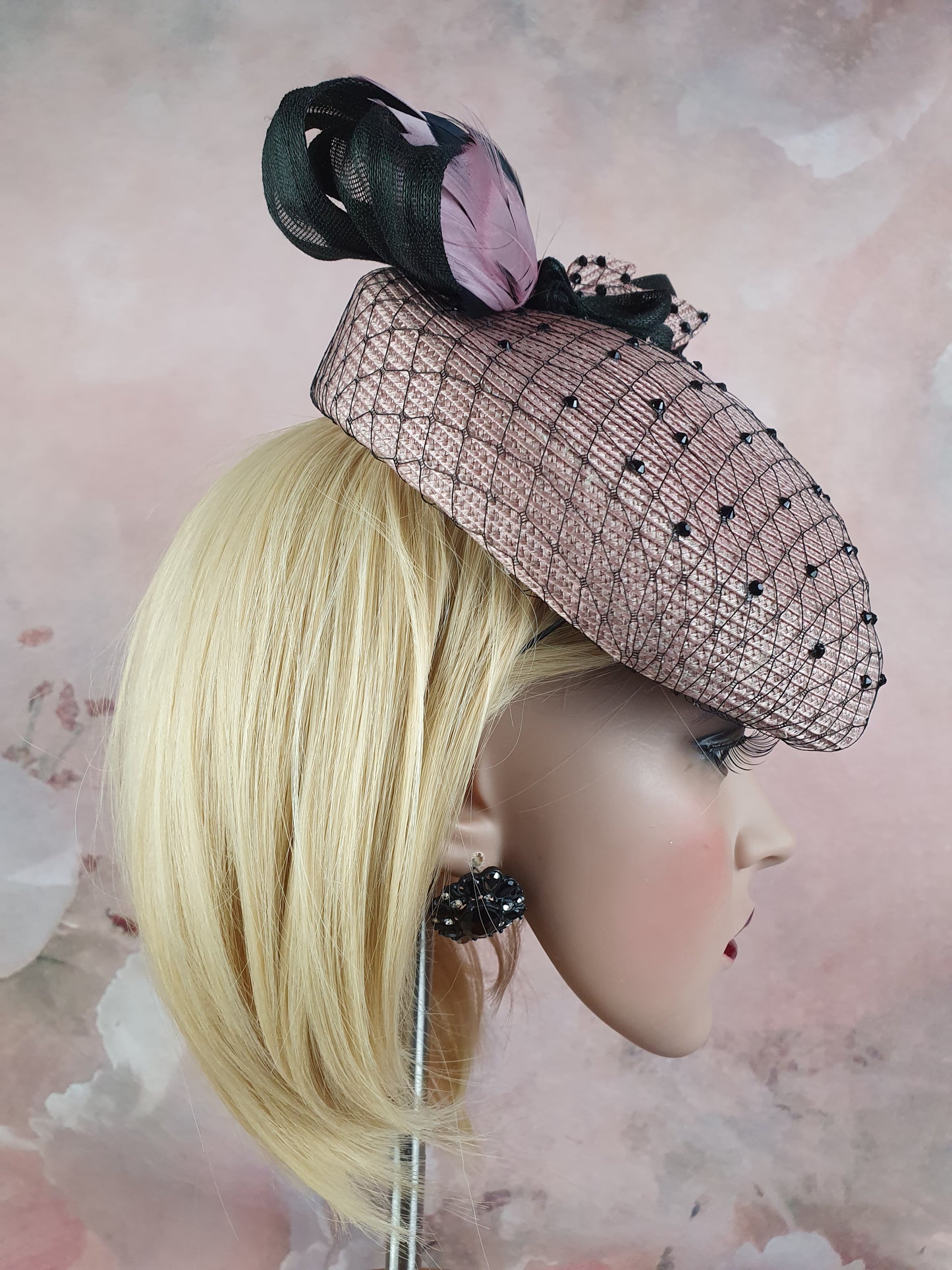 Elegante handgemaakte polypropyleen hoed, roze met abaca zijde, vintage dames hoofdtooi - unieke fascinator, hoed voor speciale gelegenheden