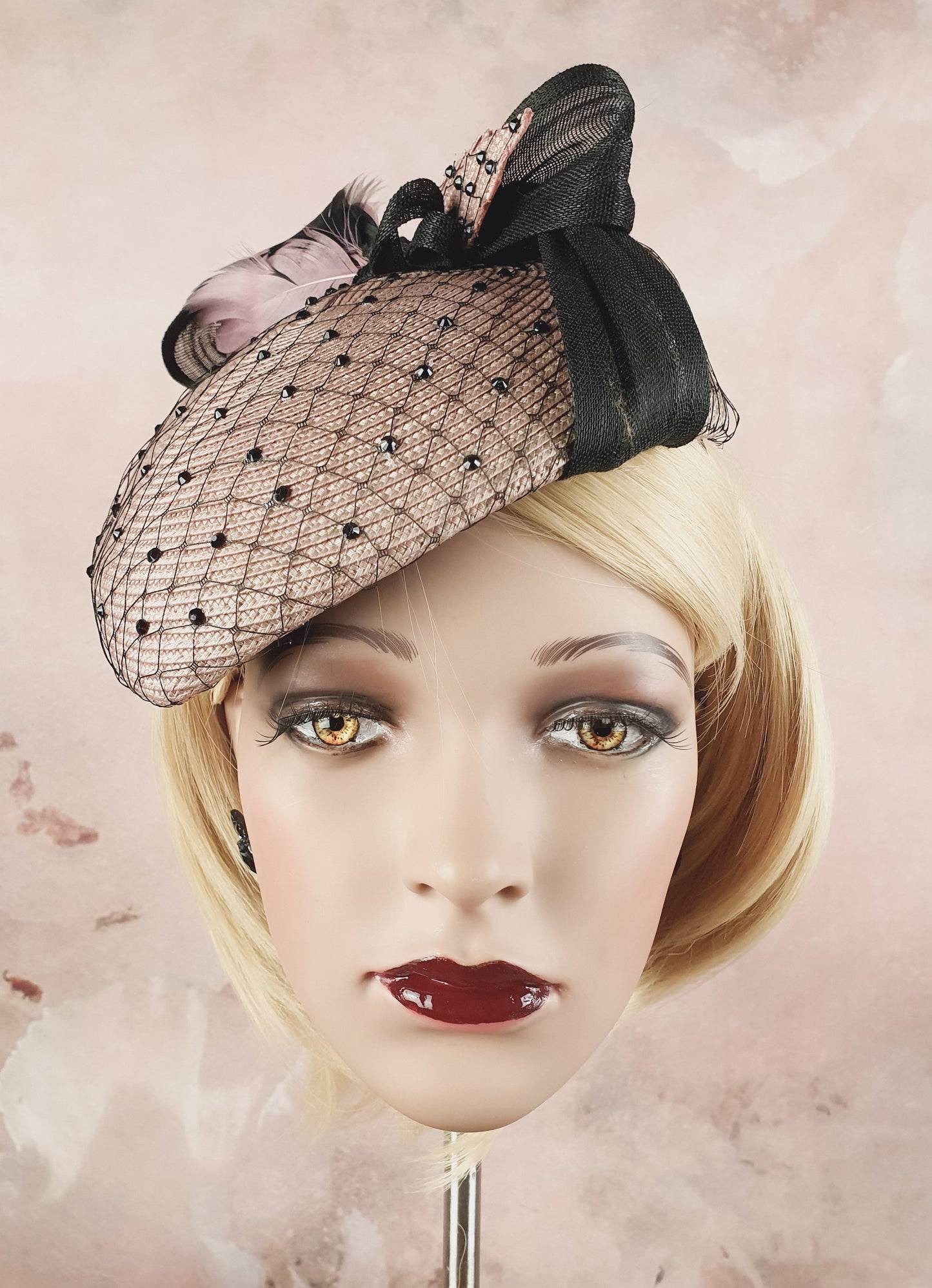 Elegante handgemaakte polypropyleen hoed, roze met abaca zijde, vintage dames hoofdtooi - unieke fascinator, hoed voor speciale gelegenheden