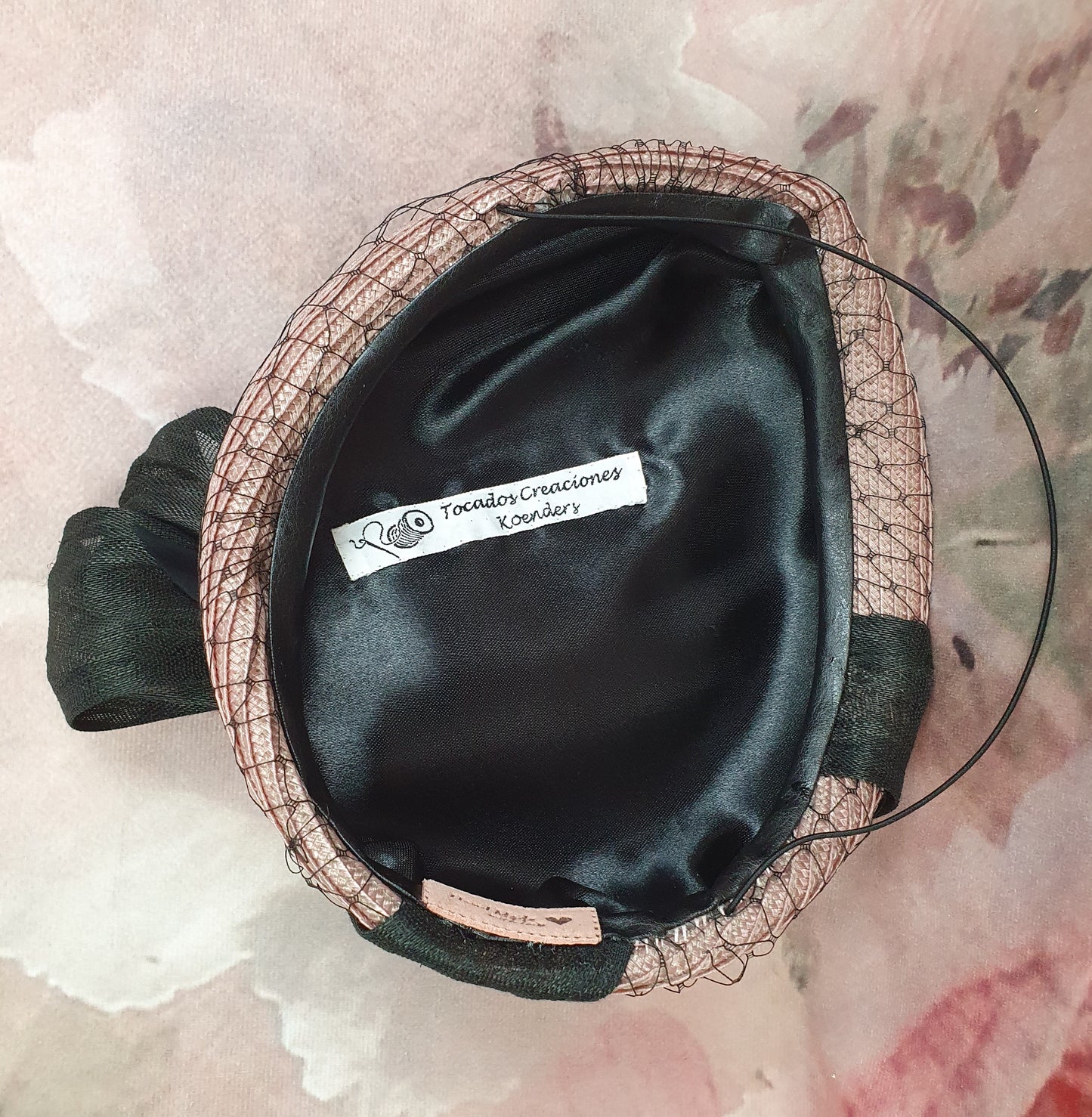 Elegante handgemaakte polypropyleen hoed, roze met abaca zijde, vintage dames hoofdtooi - unieke fascinator, hoed voor speciale gelegenheden