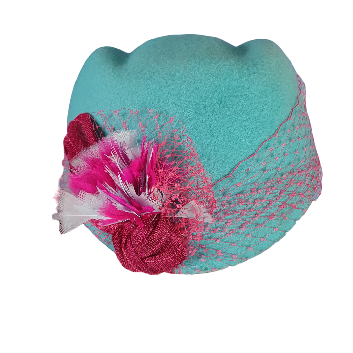 Handgemaakte blauwe vilten fascinator met fazantenveren en abaca zijde, elegante vintage pillbox dameshoed voor speciale gelegenheden.