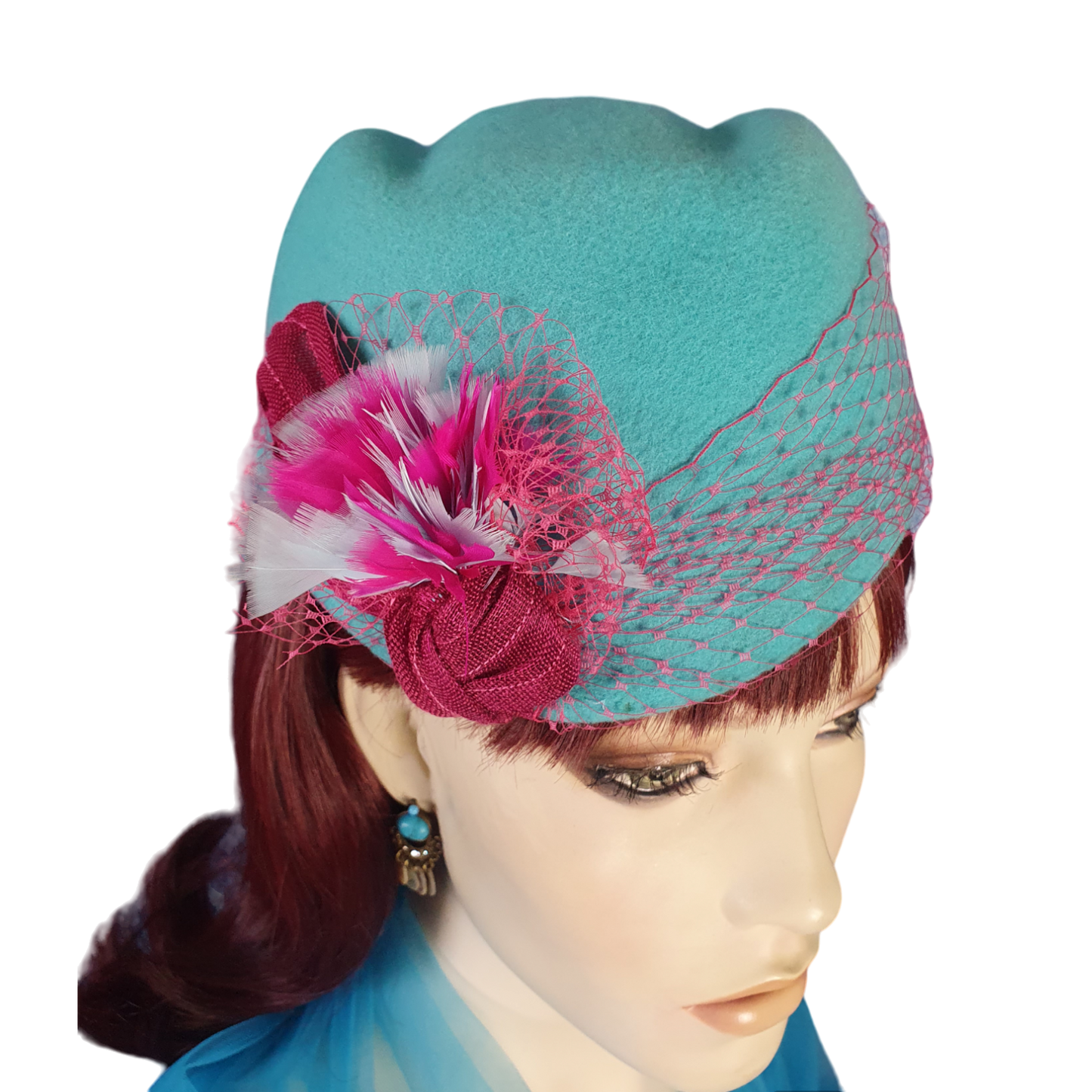 Handgemaakte blauwe vilten fascinator met fazantenveren en abaca zijde, elegante vintage pillbox dameshoed voor speciale gelegenheden.