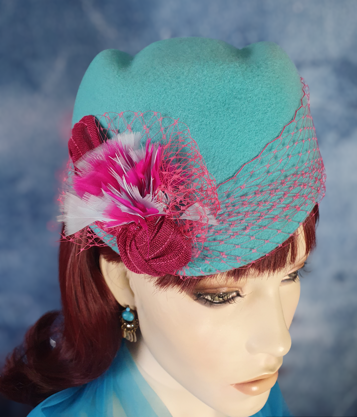 Handgemaakte blauwe vilten fascinator met fazantenveren en abaca zijde, elegante vintage pillbox dameshoed voor speciale gelegenheden.