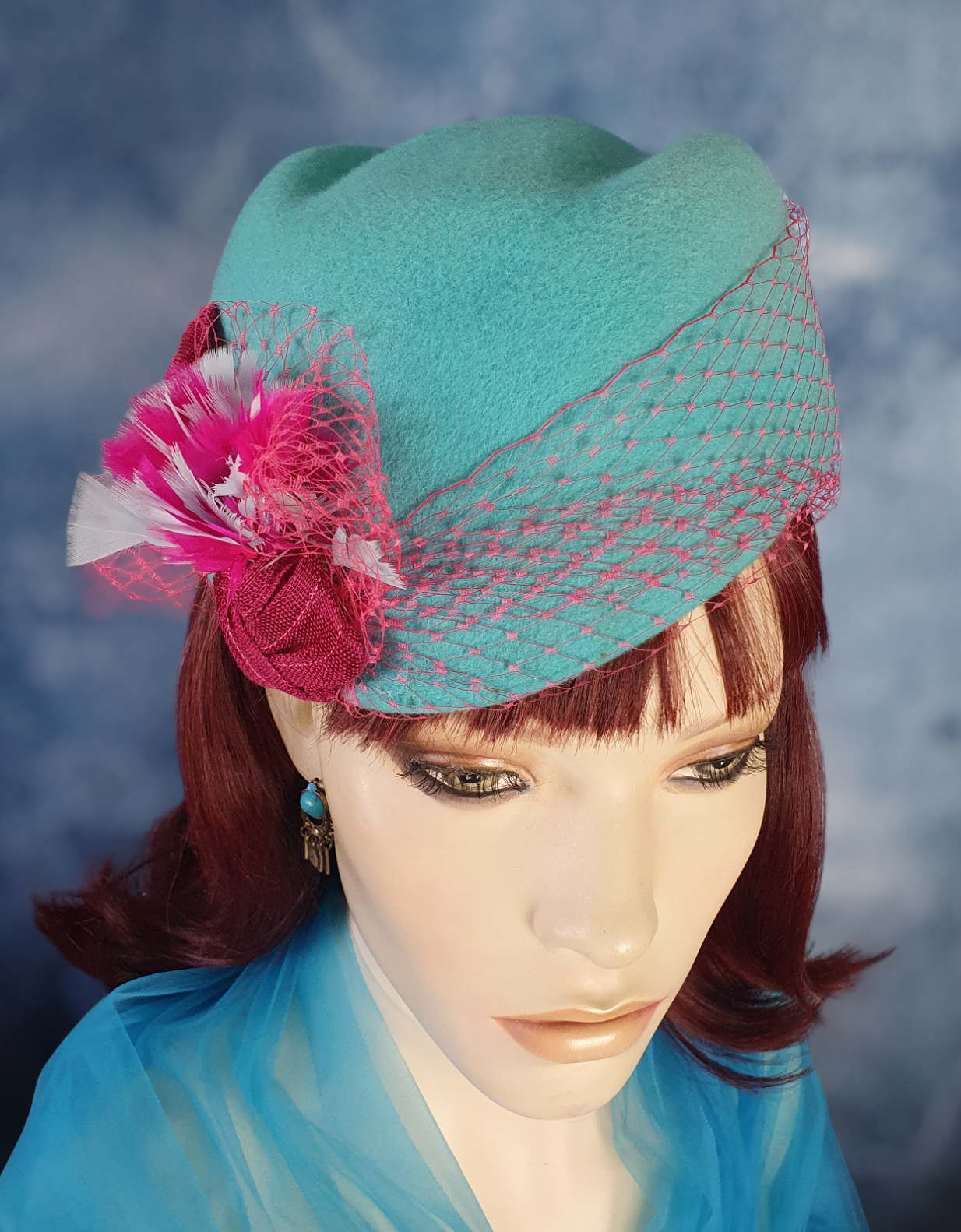 Handgemaakte blauwe vilten fascinator met fazantenveren en abaca zijde, elegante vintage pillbox dameshoed voor speciale gelegenheden.