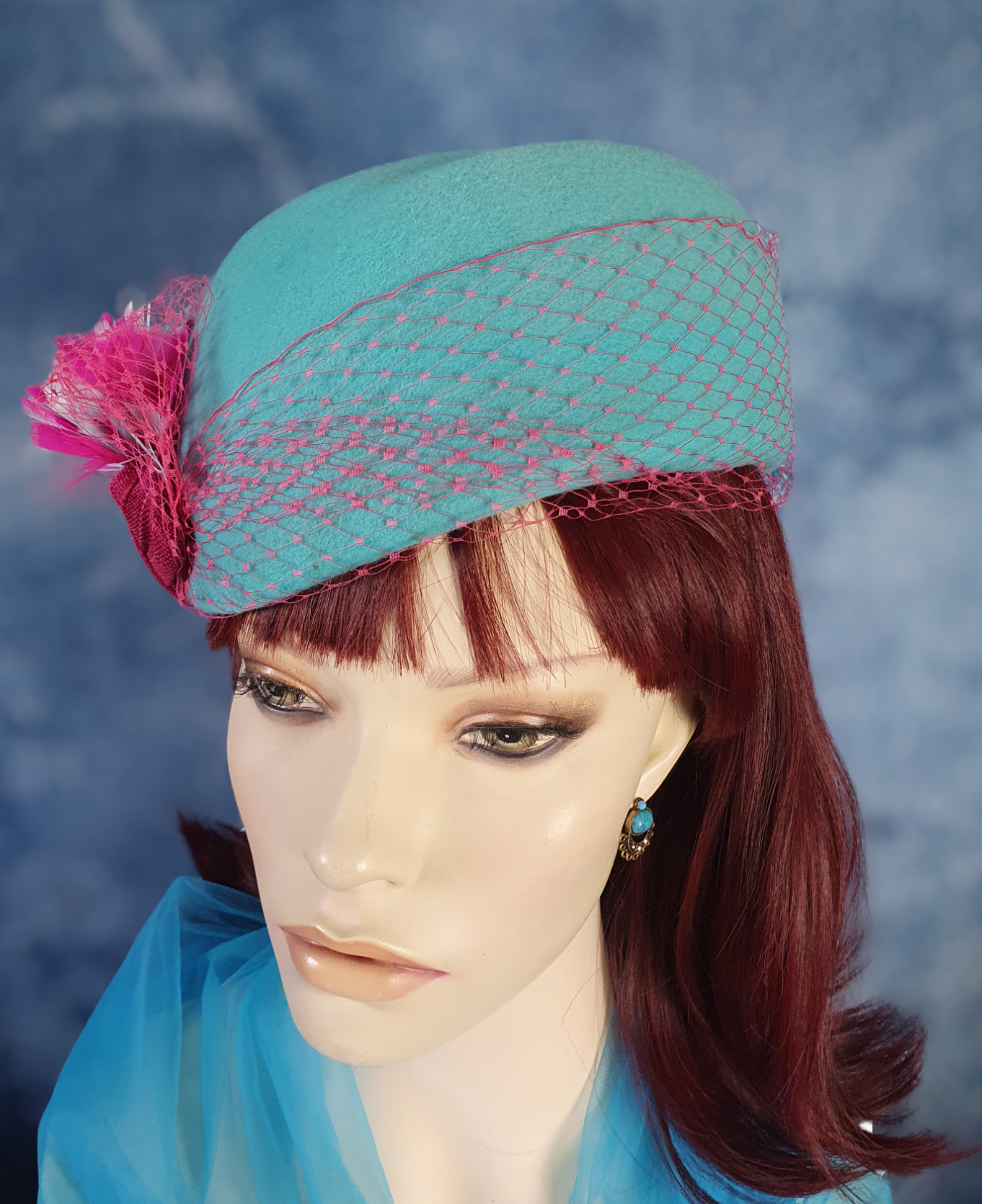 Handgemaakte blauwe vilten fascinator met fazantenveren en abaca zijde, elegante vintage pillbox dameshoed voor speciale gelegenheden.