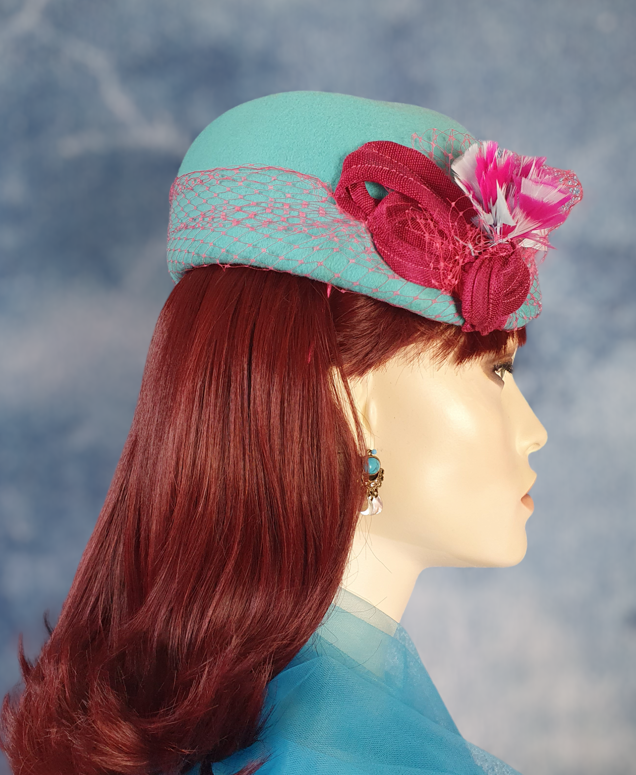 Handgemaakte blauwe vilten fascinator met fazantenveren en abaca zijde, elegante vintage pillbox dameshoed voor speciale gelegenheden.